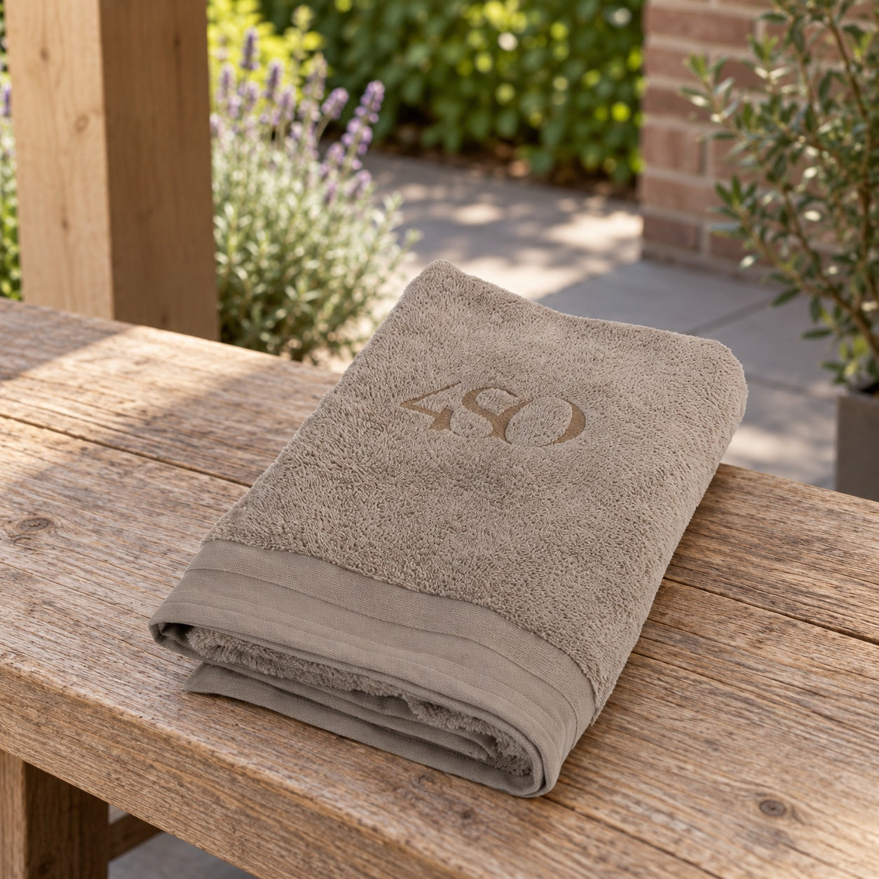 4 Seasons Outdoor Handdoek 180 x 100 cm grijs in een Nederlandse tuinomgeving