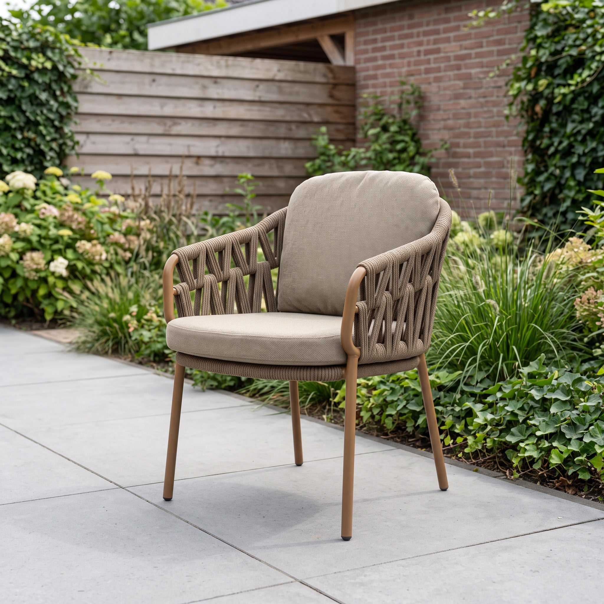 4 Seasons Outdoor Biarritz dining stoel incl. 2 kussens in een Nederlandse tuinomgeving