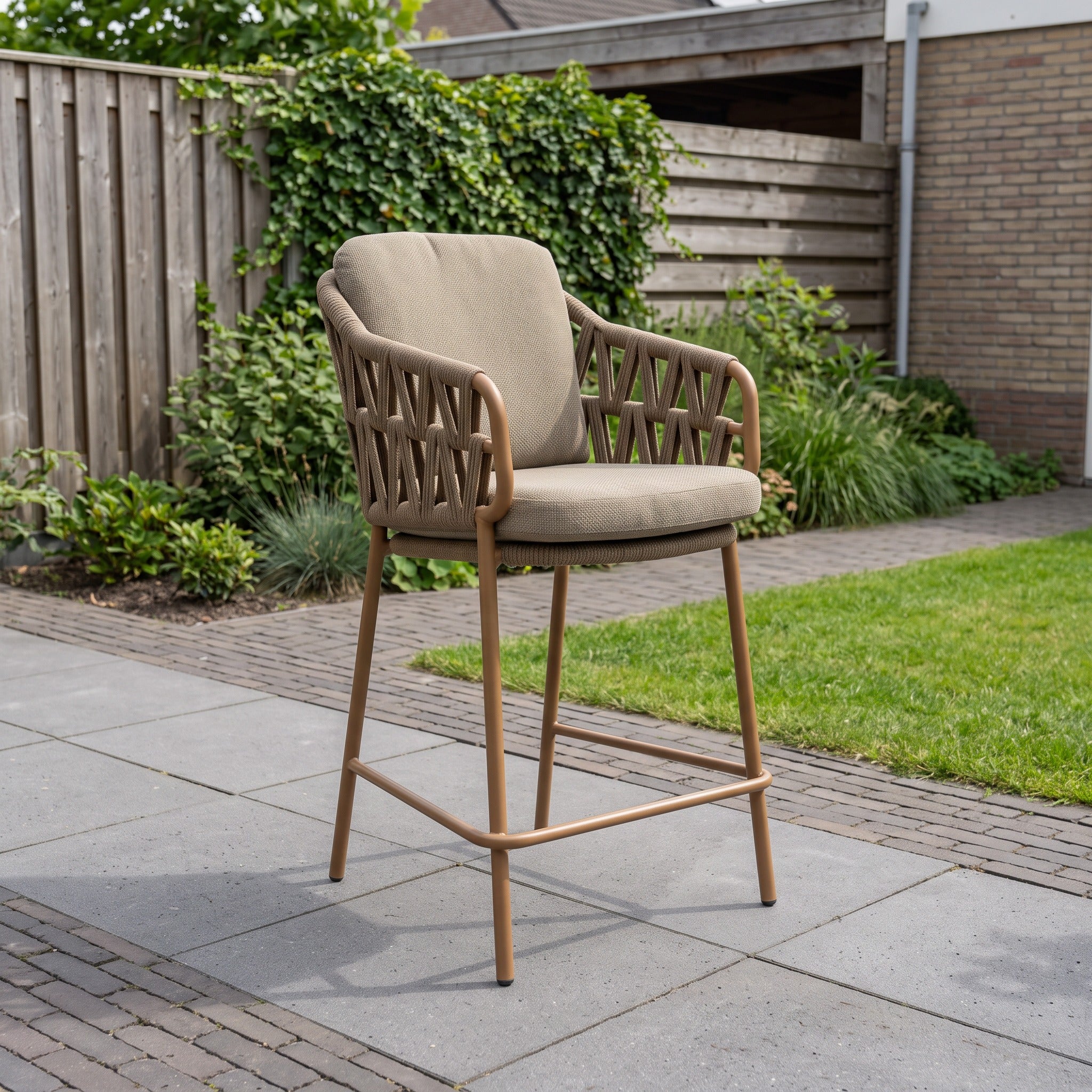 4 Seasons Outdoor Biarritz high dining stoel incl. 2 kussens in een Nederlandse tuinomgeving