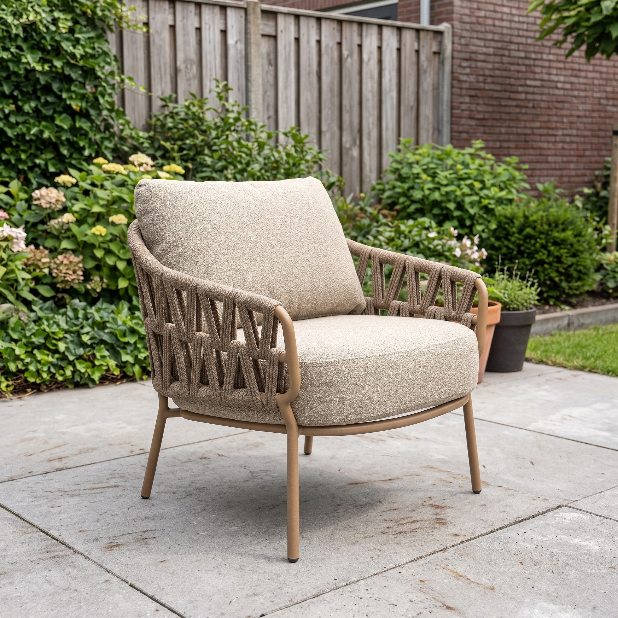 4 Seasons Outdoor Biarritz low dining stoel incl. 2 kussens in een Nederlandse tuinomgeving