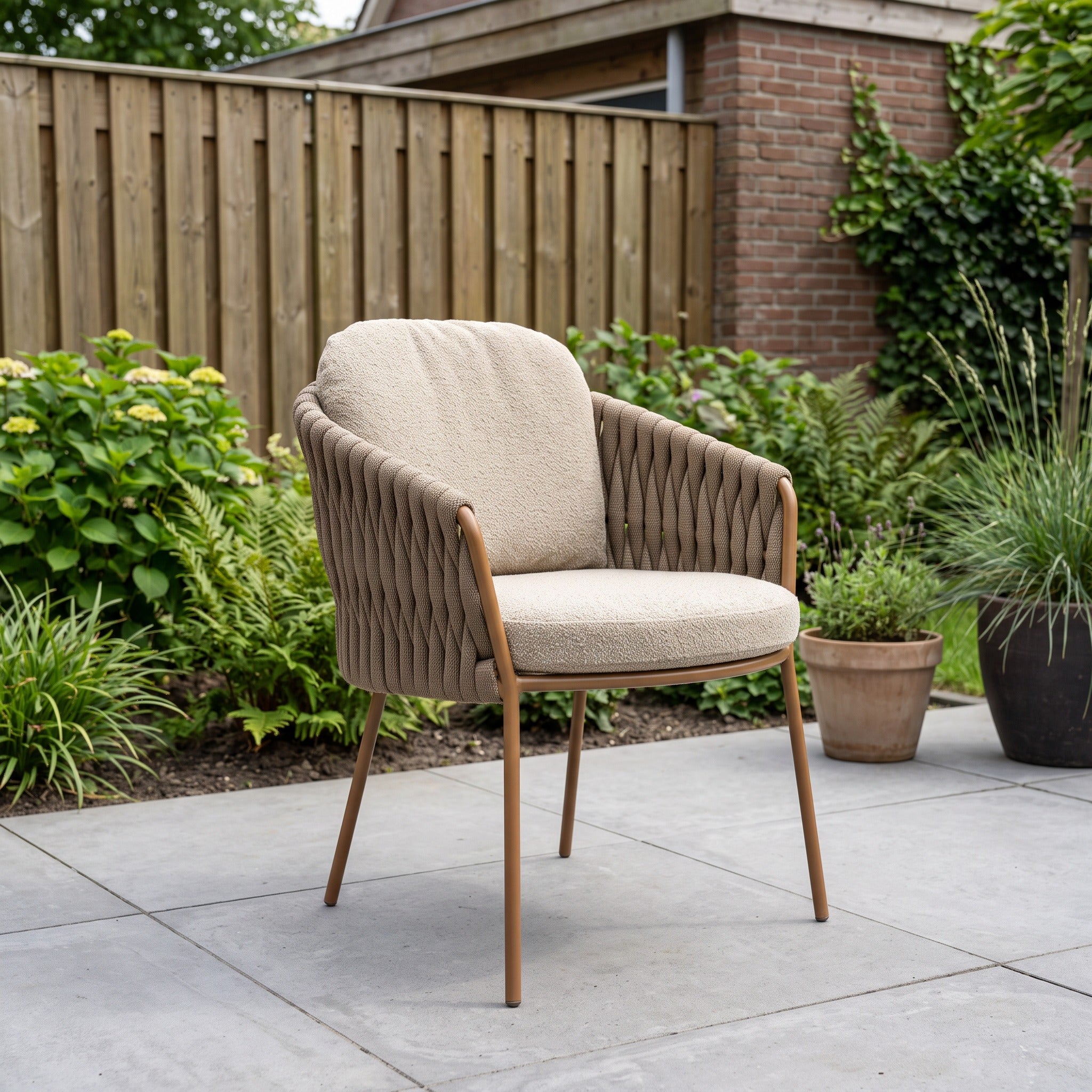 4 Seasons Outdoor Molina dining stoel incl. 2 kussens in een Nederlandse tuinomgeving