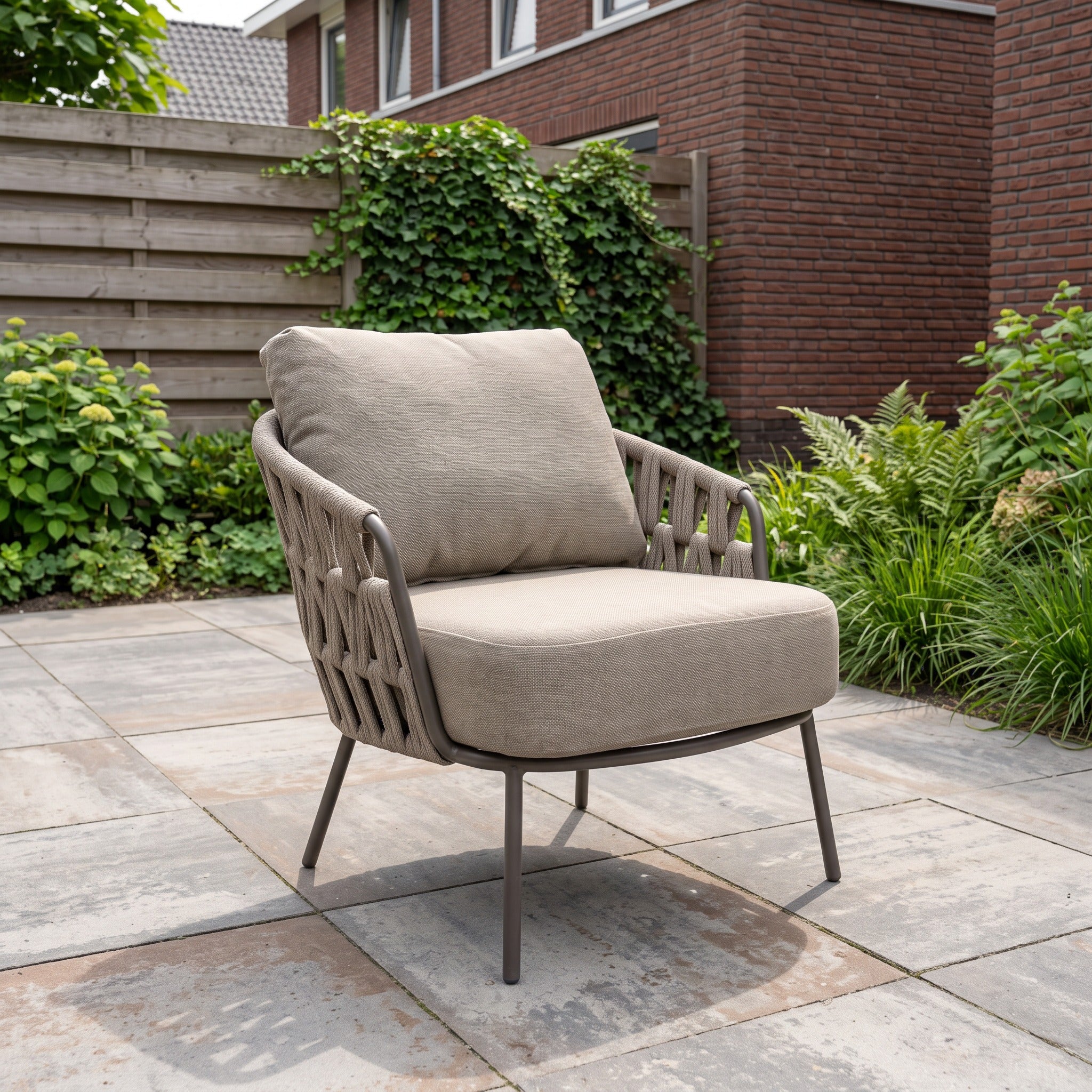 4 Seasons Outdoor Mallorca low dining stoel incl. 2 kussens in een Nederlandse tuinomgeving