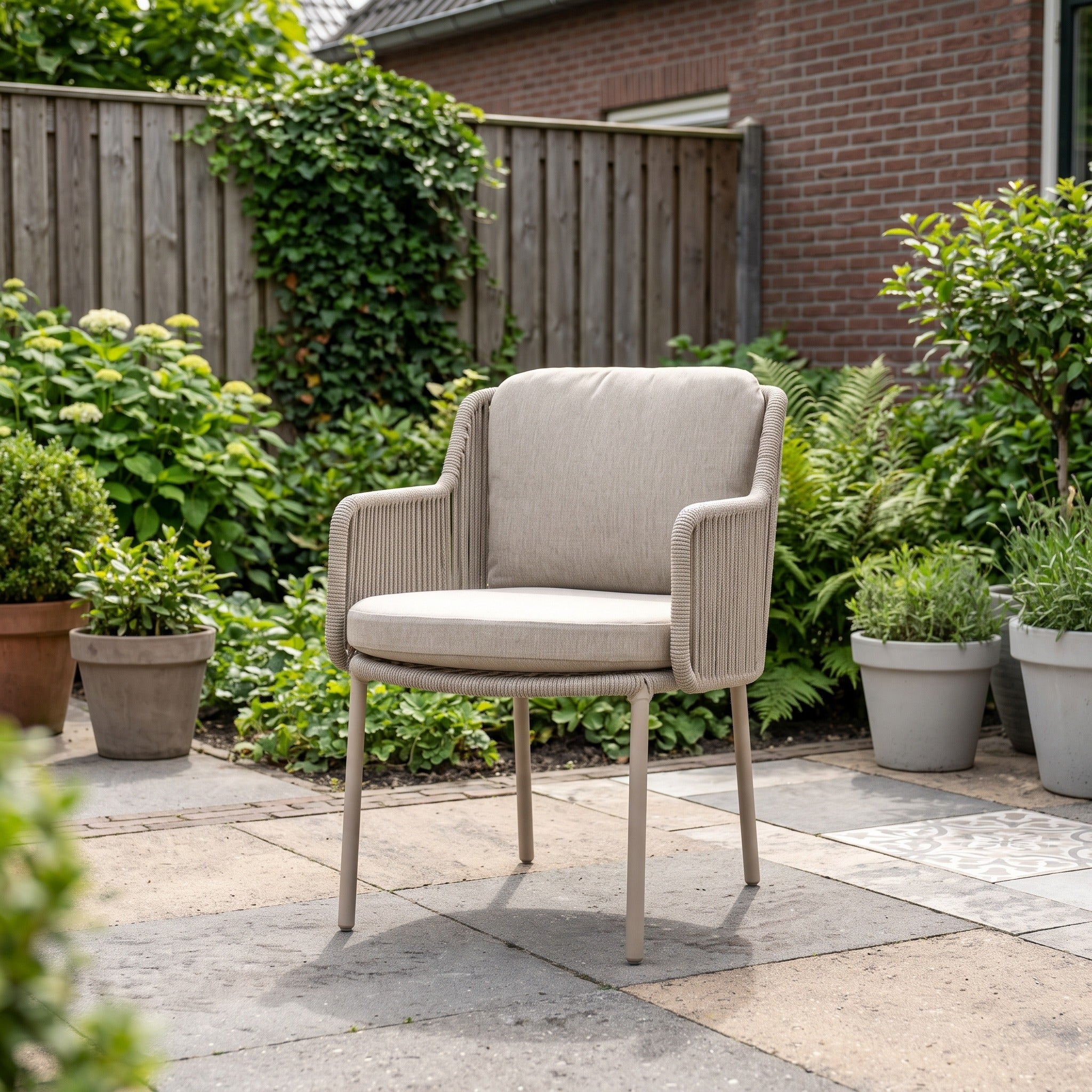 4 Seasons Outdoor Bernini dining stoel latte incl. 2 kussens in een Nederlandse tuinomgeving