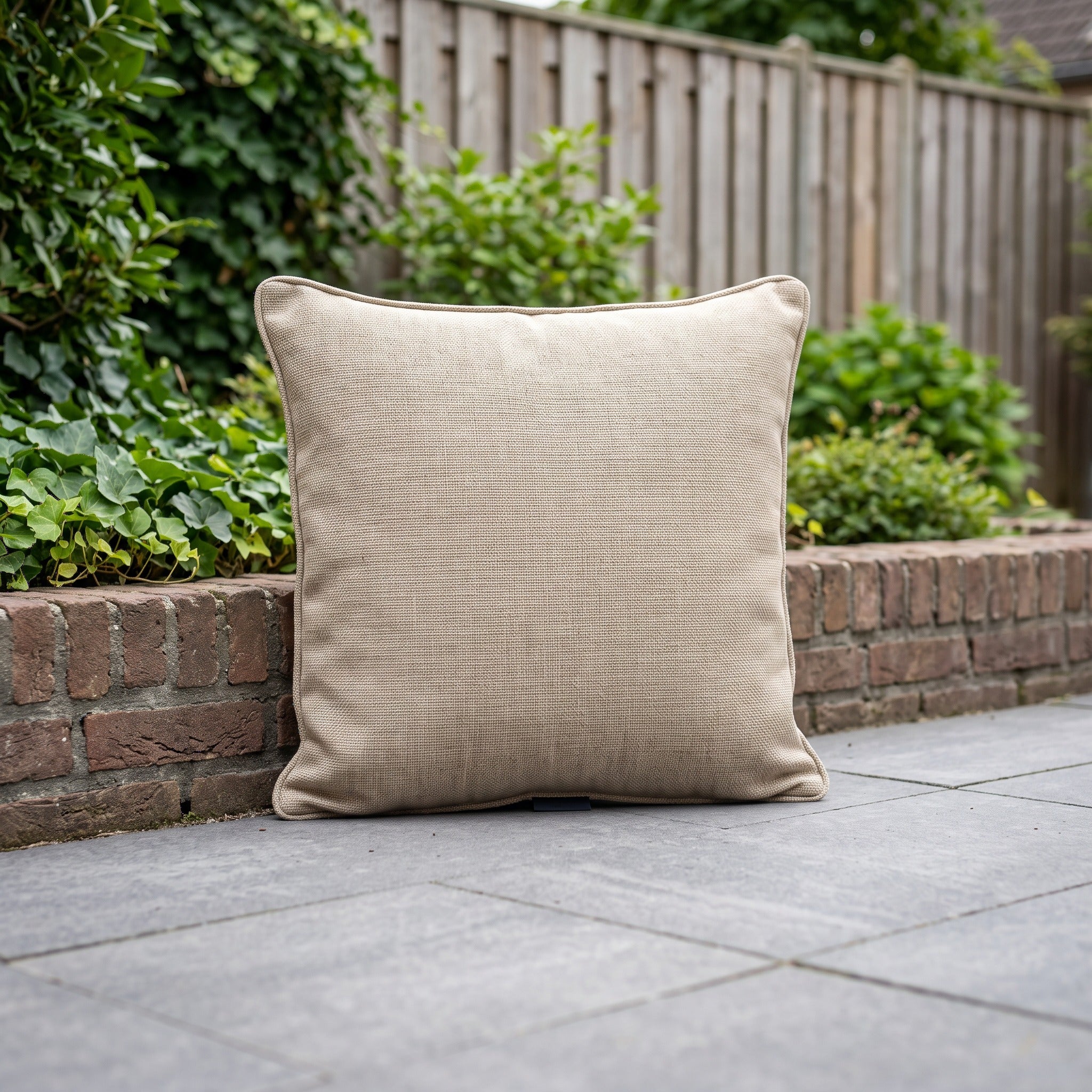 4 Seasons Outdoor sierkussen 50 x 50 cm Ipanema Amber in een Nederlandse tuinomgeving
