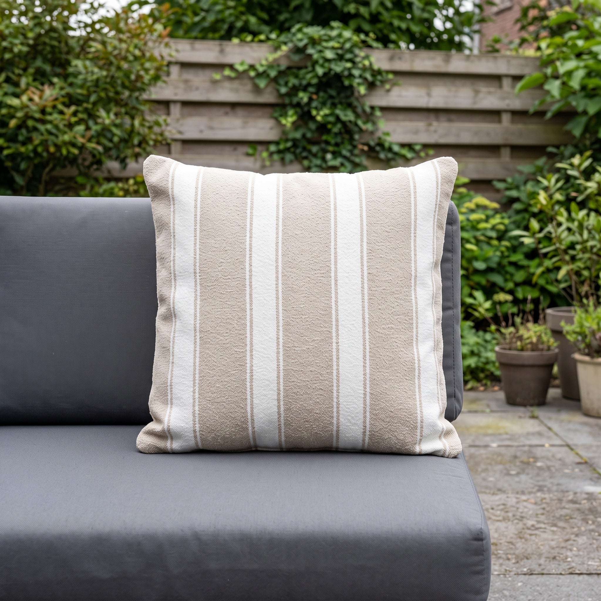 4 Seasons Outdoor sierkussen 50 x 50 cm Bouclé stripe Cream in een Nederlandse tuinomgeving