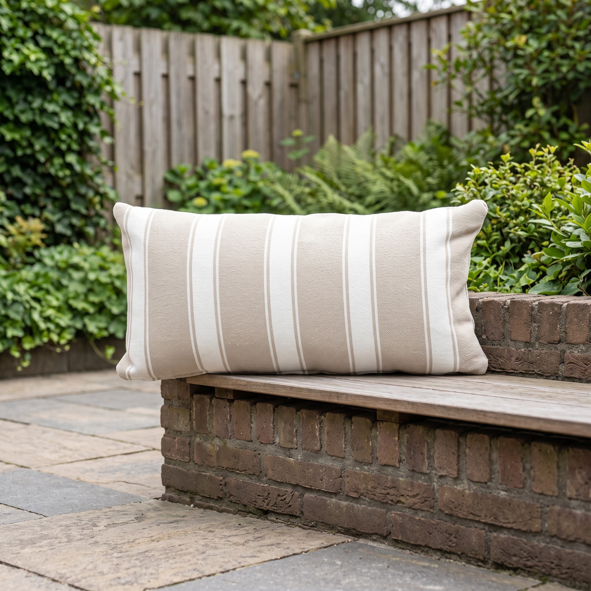 4 Seasons Outdoor sierkussen 30 x 60 cm Bouclé stripe Cream in een Nederlandse tuinomgeving