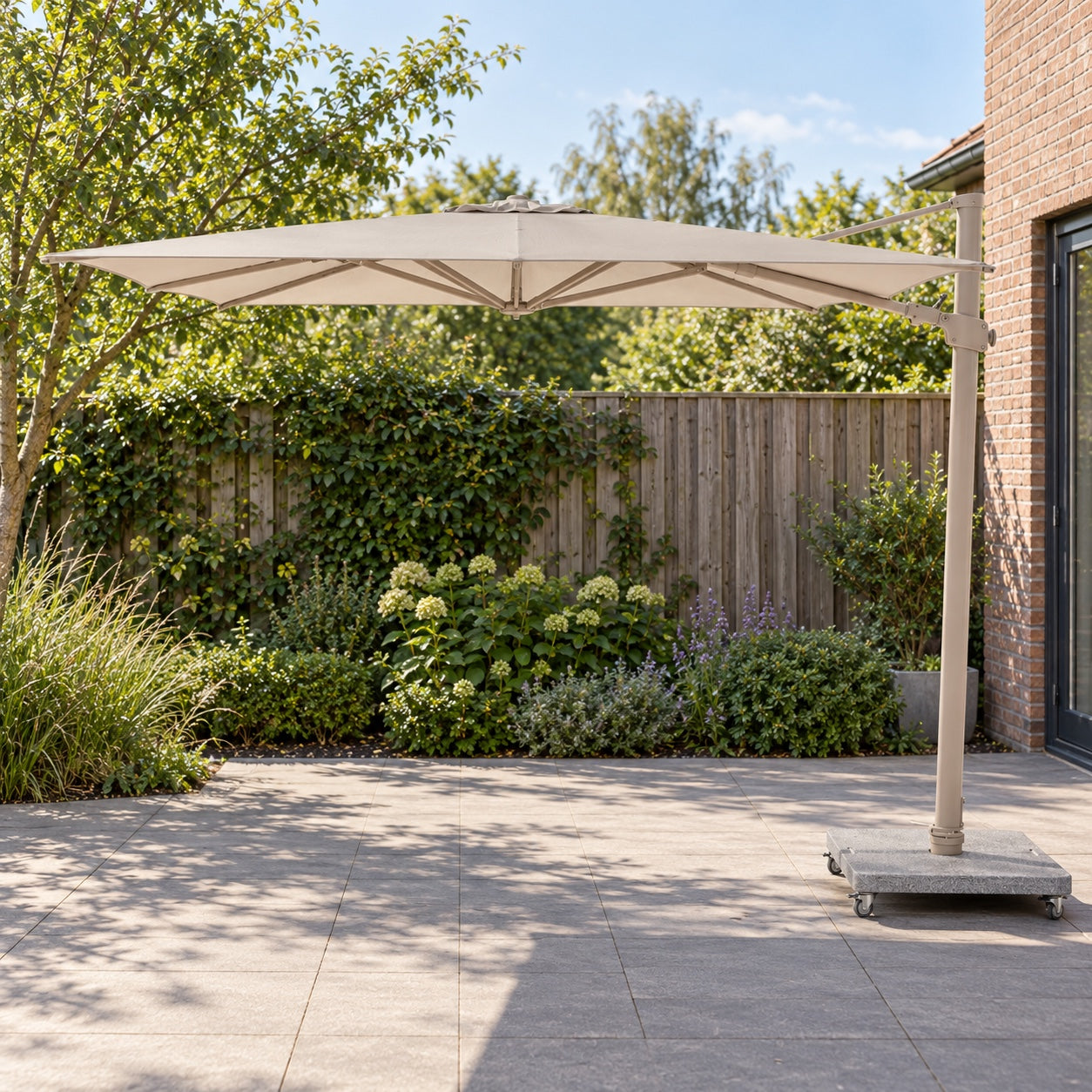 4 Seasons Outdoor Siesta Premium 300 x 300 cm Zand met Latte frame in een Nederlandse tuinomgeving