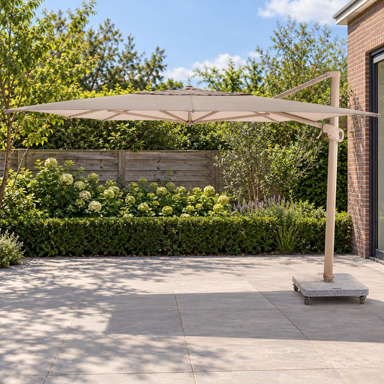 4 Seasons Outdoor Parasol Hacienda 300 x 400 cm Zand met Latte frame in een Nederlandse tuinomgeving