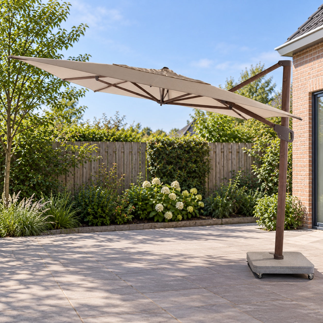 4 Seasons Outdoor Parasol Hacienda 300 x 400 cm Beach met wengé frame in een Nederlandse tuinomgeving