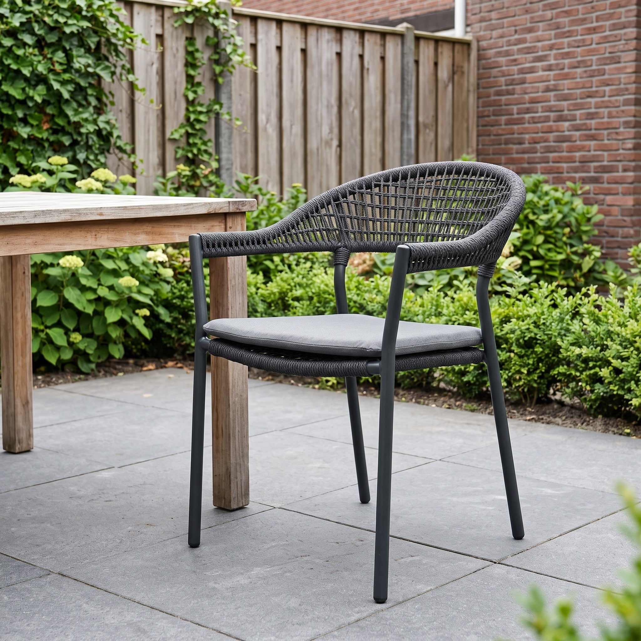 Taste 4SO Sienna stapelbare dining stoel antraciet incl. kussen Op=Op in een Nederlandse tuinomgeving