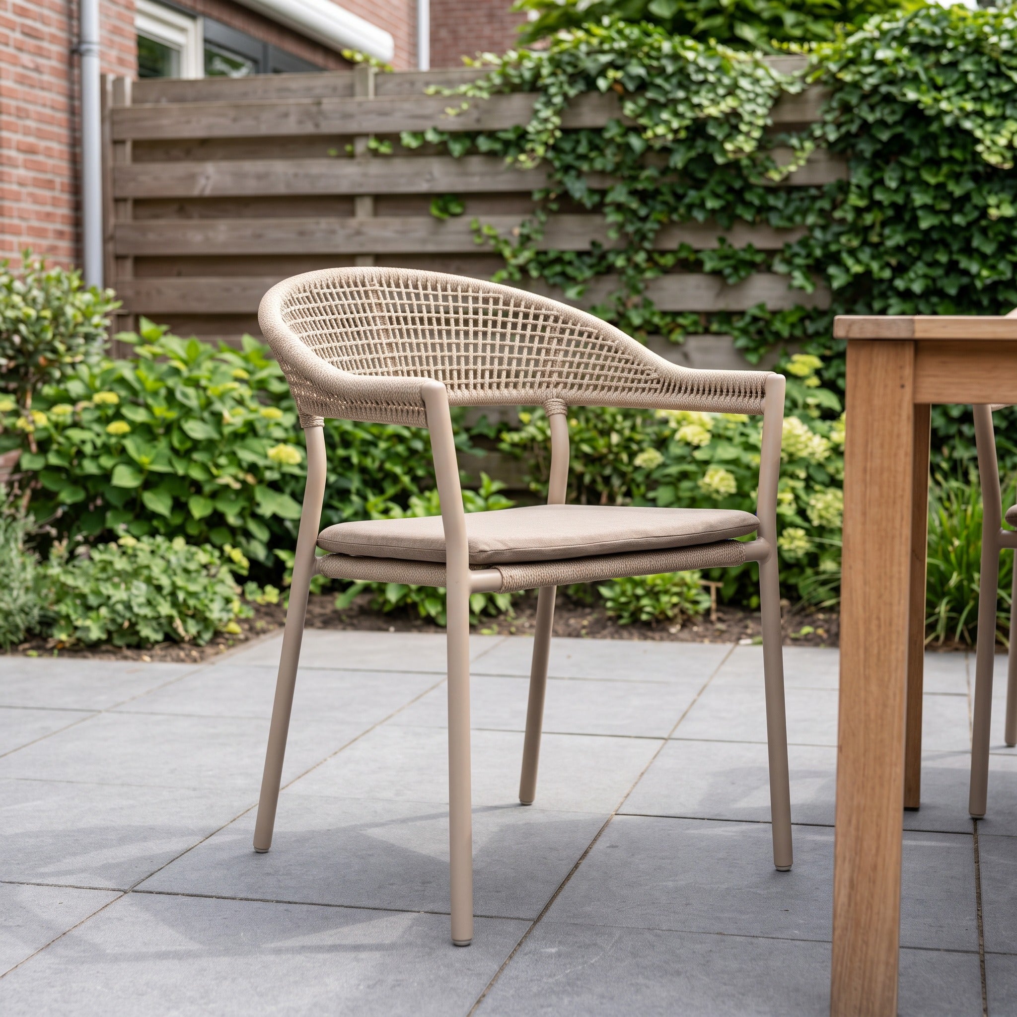 Taste by 4SO Sienna stapelbare dining stoel latte incl. kussen in een Nederlandse tuinomgeving