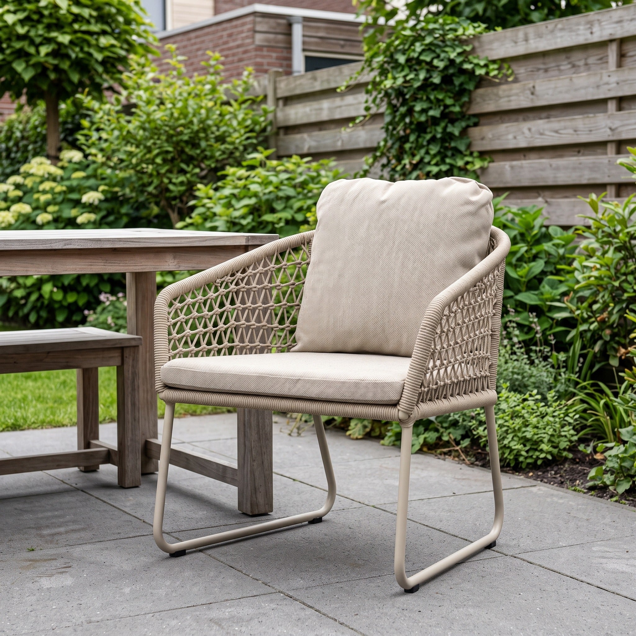 Yoi Bara low dining stoel alu salix/rope salix/flax beige AW in een Nederlandse tuinomgeving