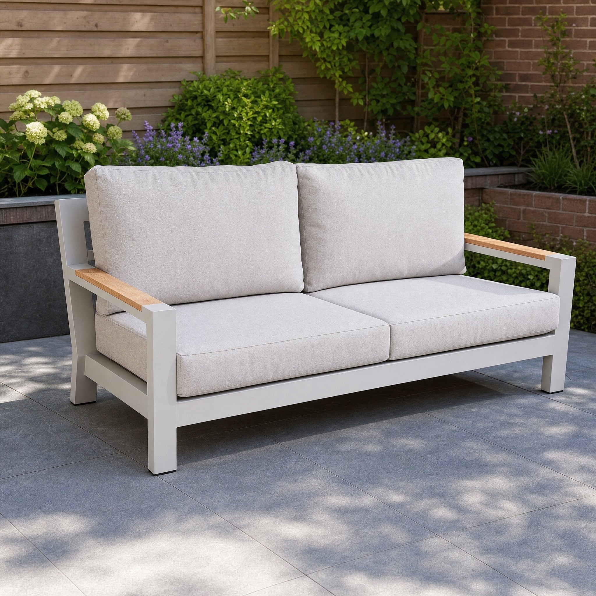 Yoi Bango 3-zits bank alu salix/teak/flax beige AW in een Nederlandse tuinomgeving