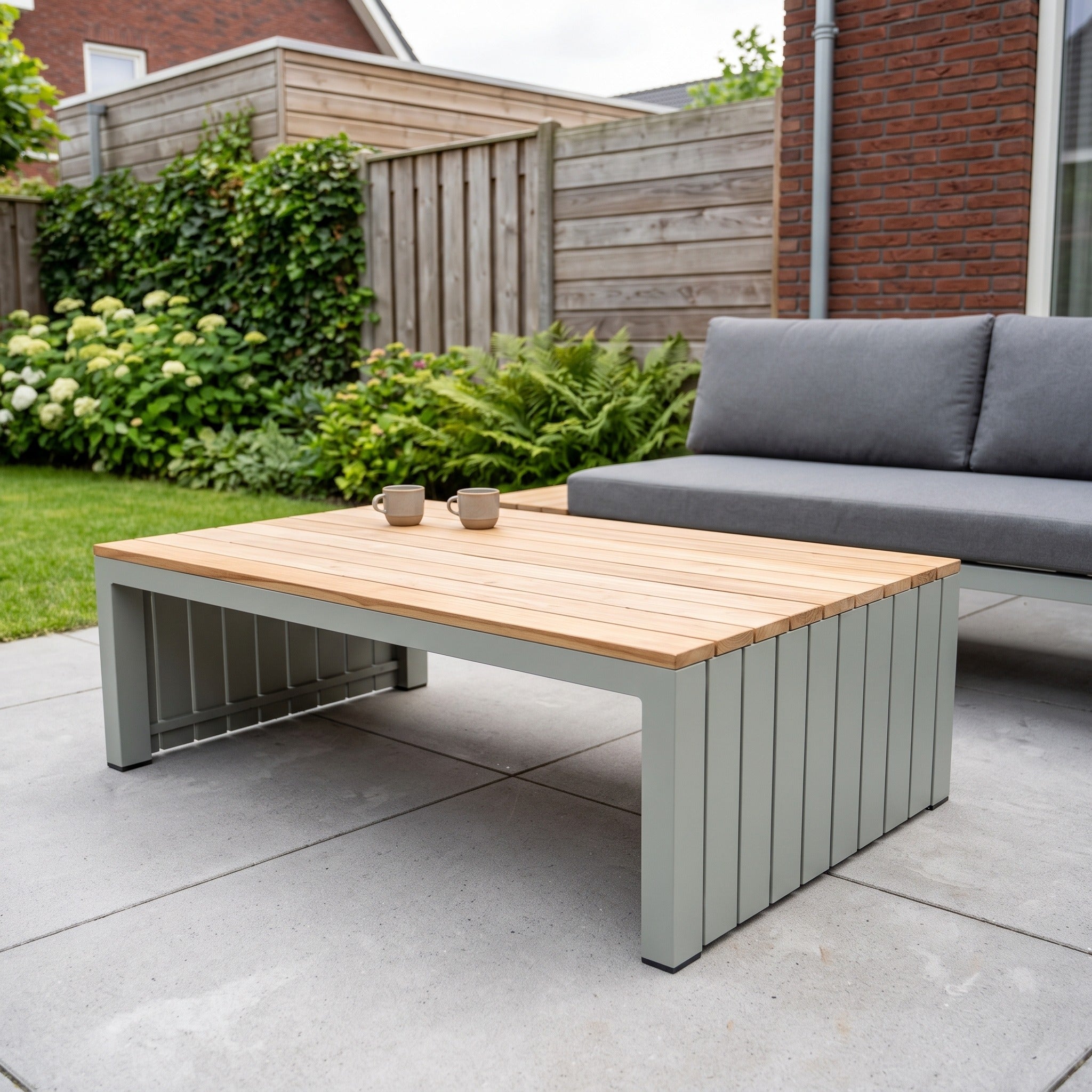 Yoi Bango salontafel 140x85cm alu salix/teak in een Nederlandse tuinomgeving