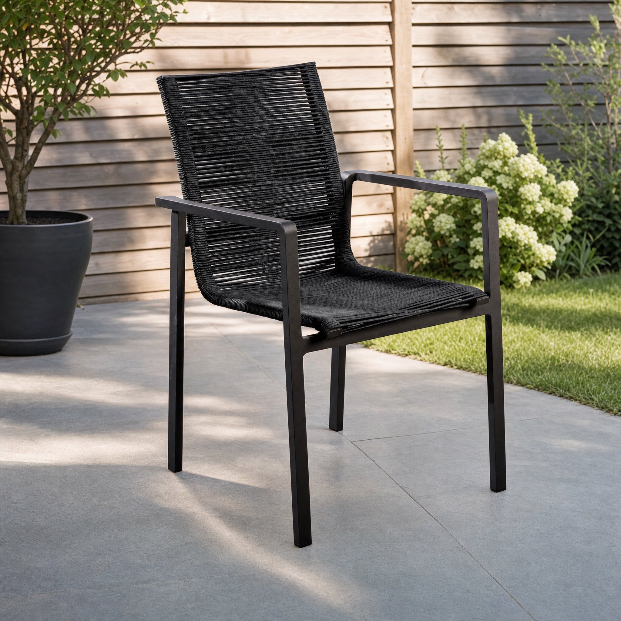 Yoi Ishi stapelbare dining stoel alu black/rope black in een Nederlandse tuinomgeving