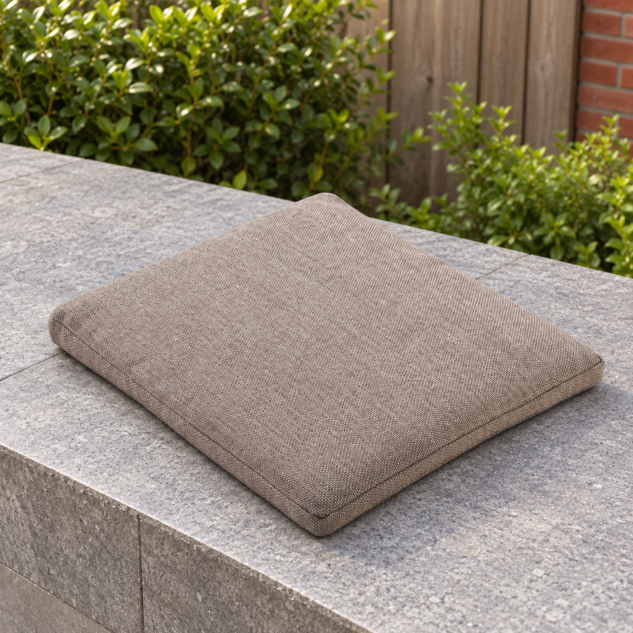 Yoi zitkussen Ishi Baiona flax beige in een Nederlandse tuinomgeving
