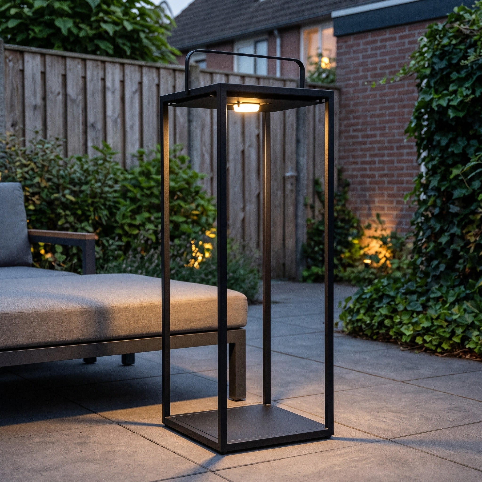 Yoi Linterna lantaarn black XL 38x38x100cm in een Nederlandse tuinomgeving