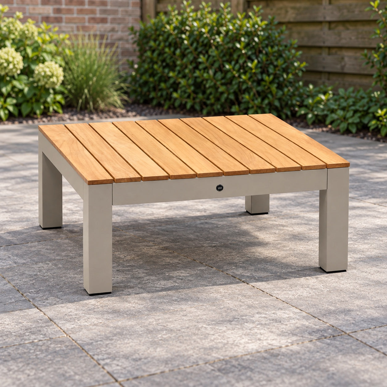 Yoi Midori salontafel met salix frame en teakhouten blad in een Nederlandse achtertuin.