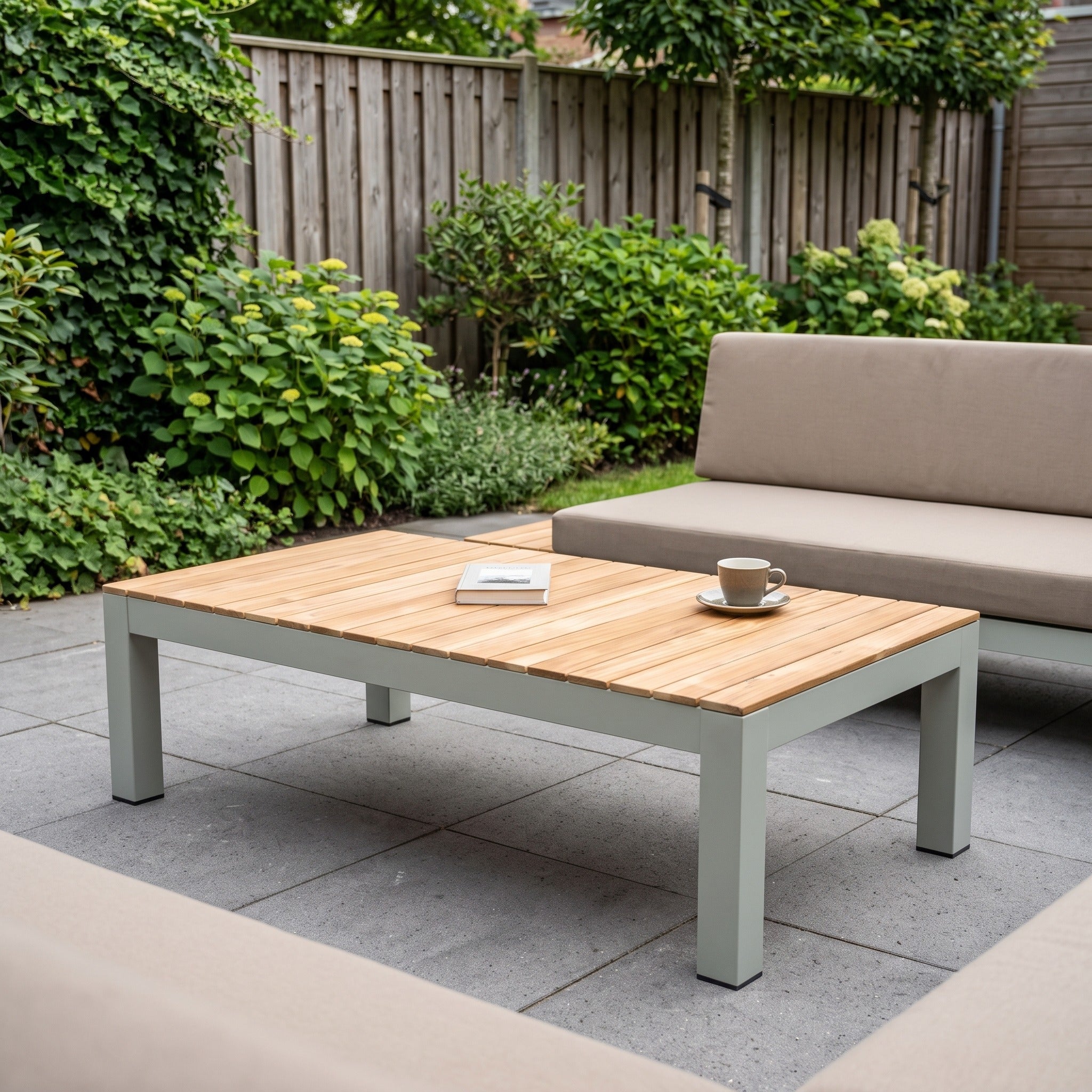 Yoi Midori salontafel 140x77,5cm alu salix/teak in een Nederlandse tuinomgeving