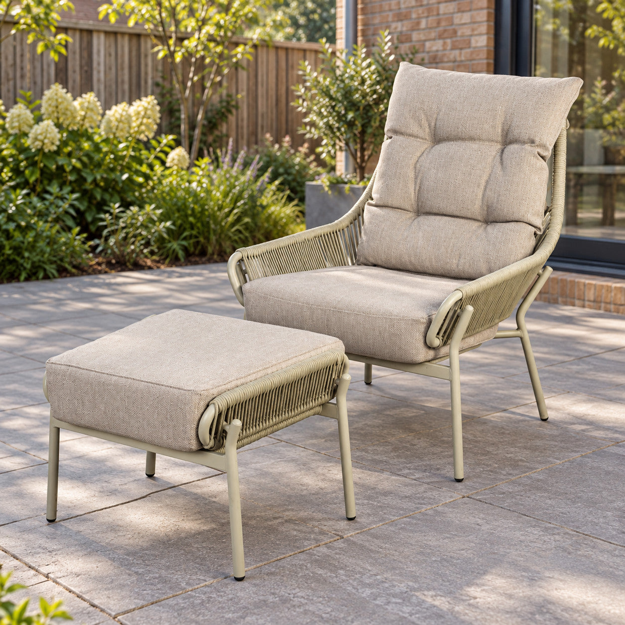 Yoi Nogales 2-delige loungeset alu salix/rope salix/flax beige AW in een Nederlandse tuinomgeving
