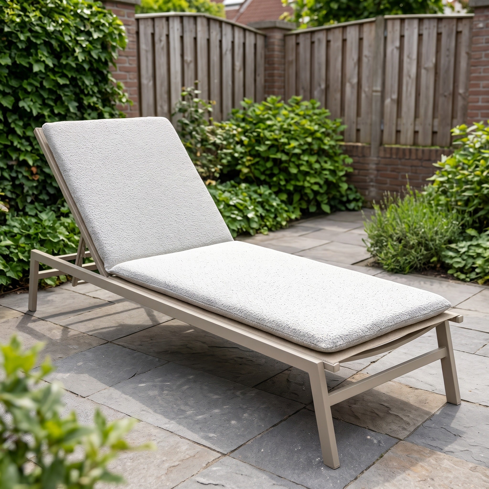 Yoi kussen voor Mizu/Salinas stapelbaar ligbed wool white AW in een Nederlandse tuin