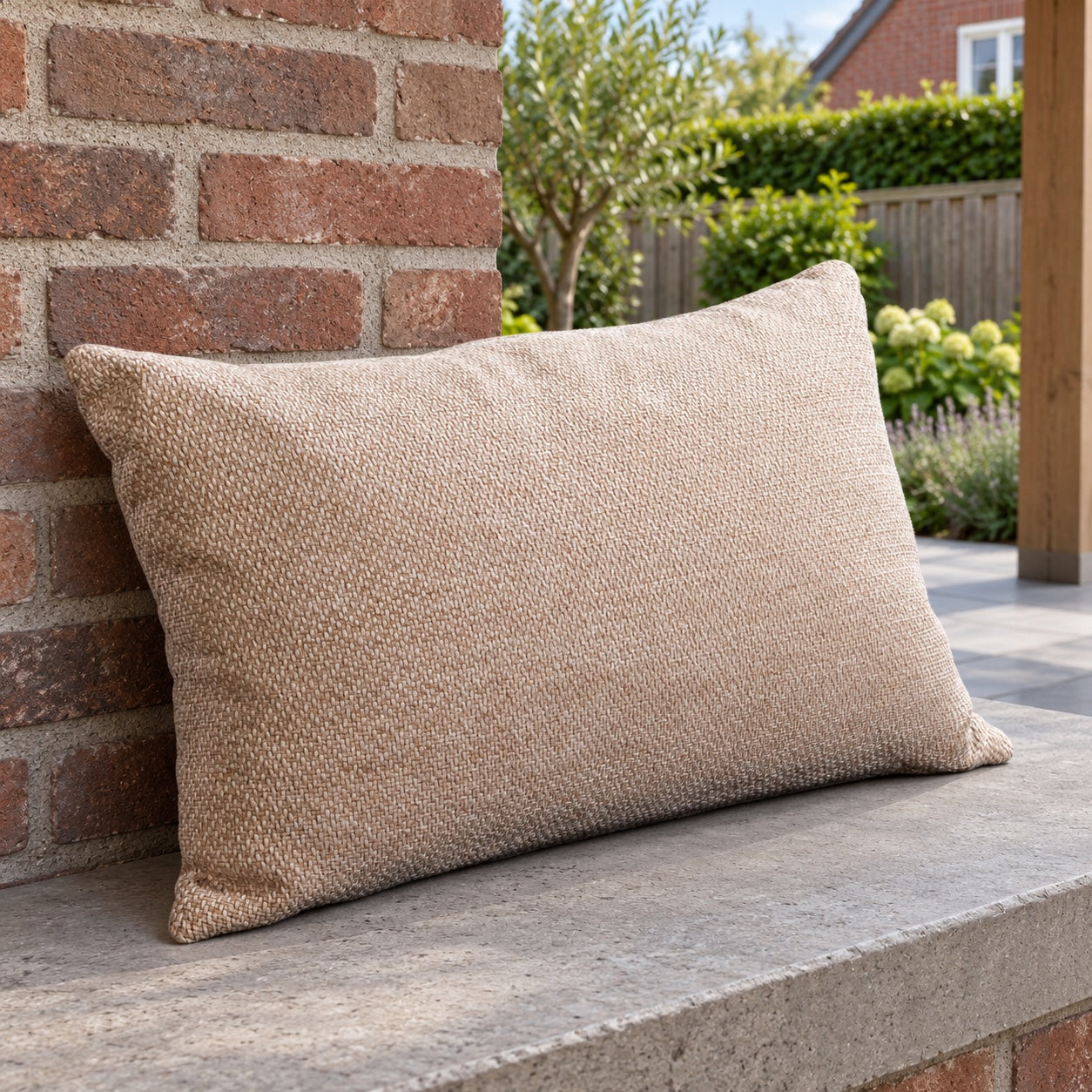 Yoi sierkussen 60x40 multi natural in een Nederlandse tuinomgeving