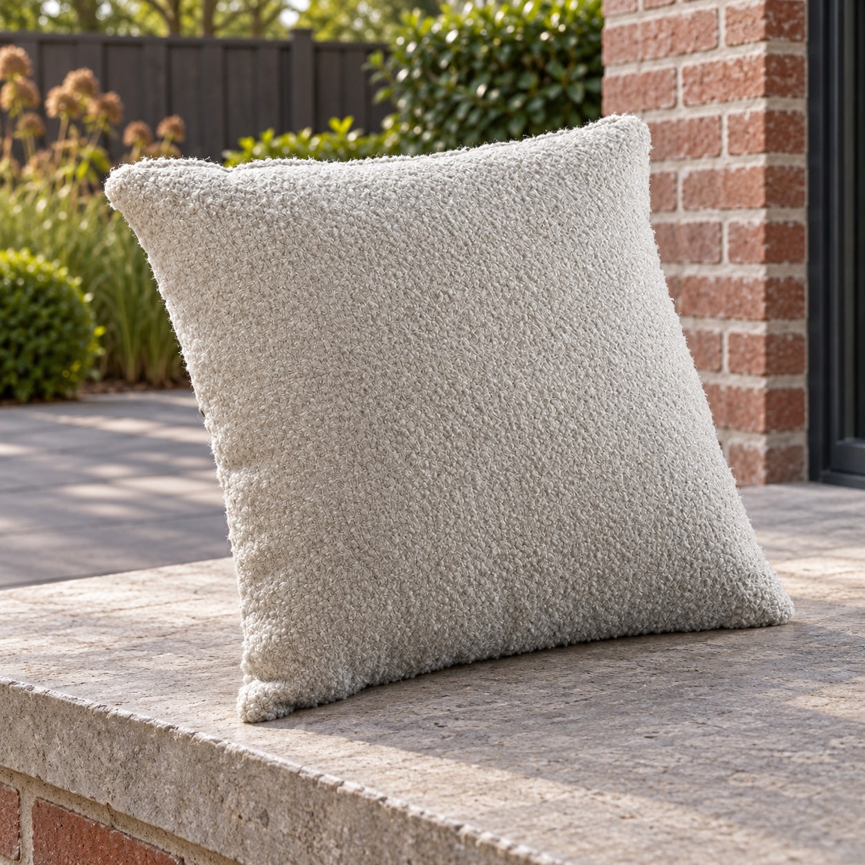 Yoi sierkussen 50x50 wool white in een Nederlandse tuinomgeving