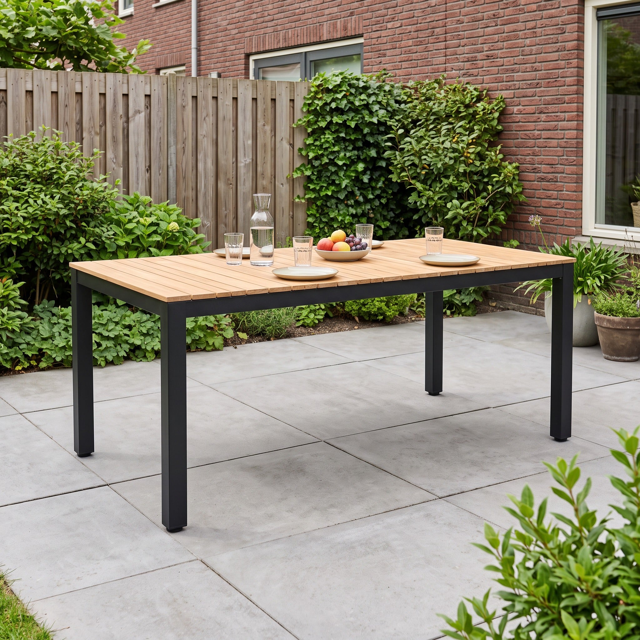 Yoi Arashi eettafel rechthoekig 169x90cm alu black/teak Op=Op in een Nederlandse tuinomgeving