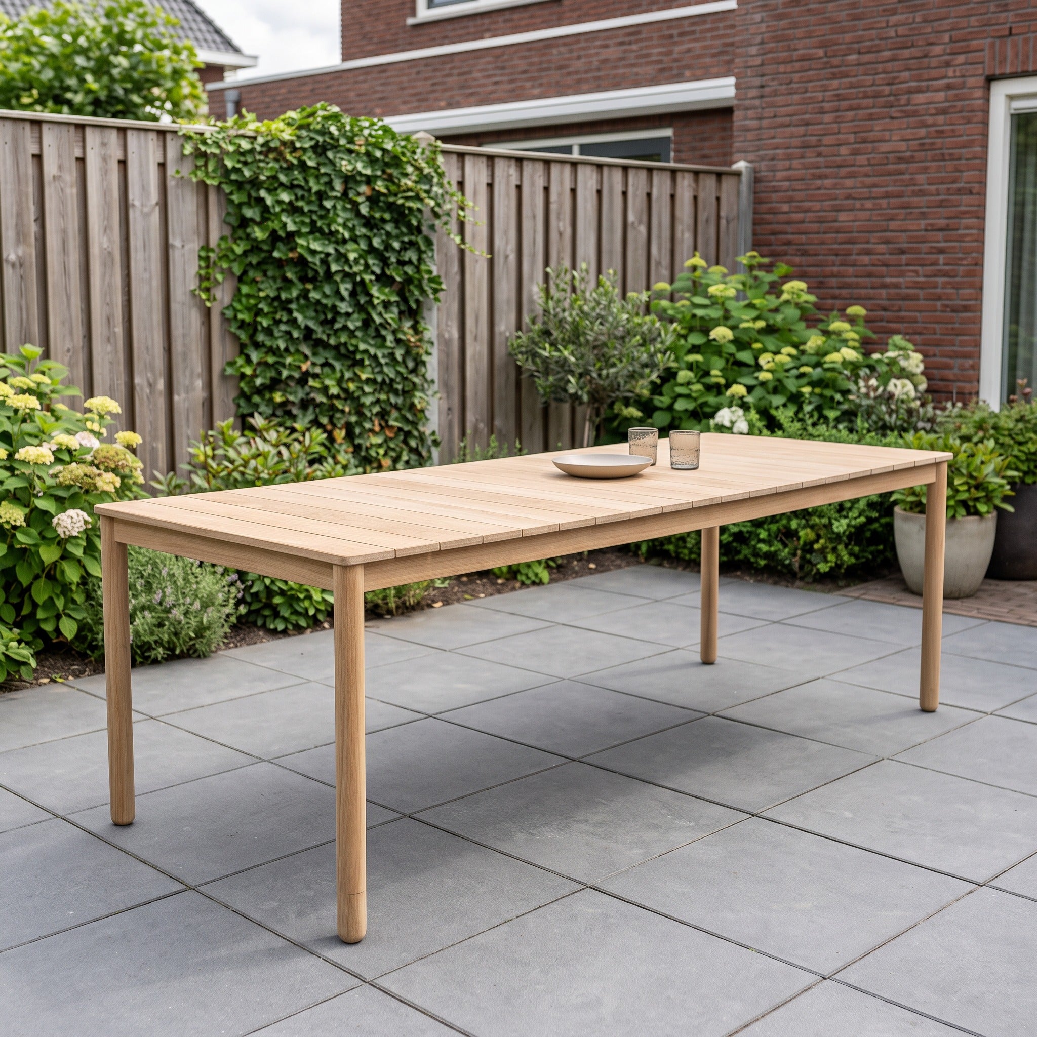 Yoi Maré eettafel 236x90cm teak in een Nederlandse tuinomgeving