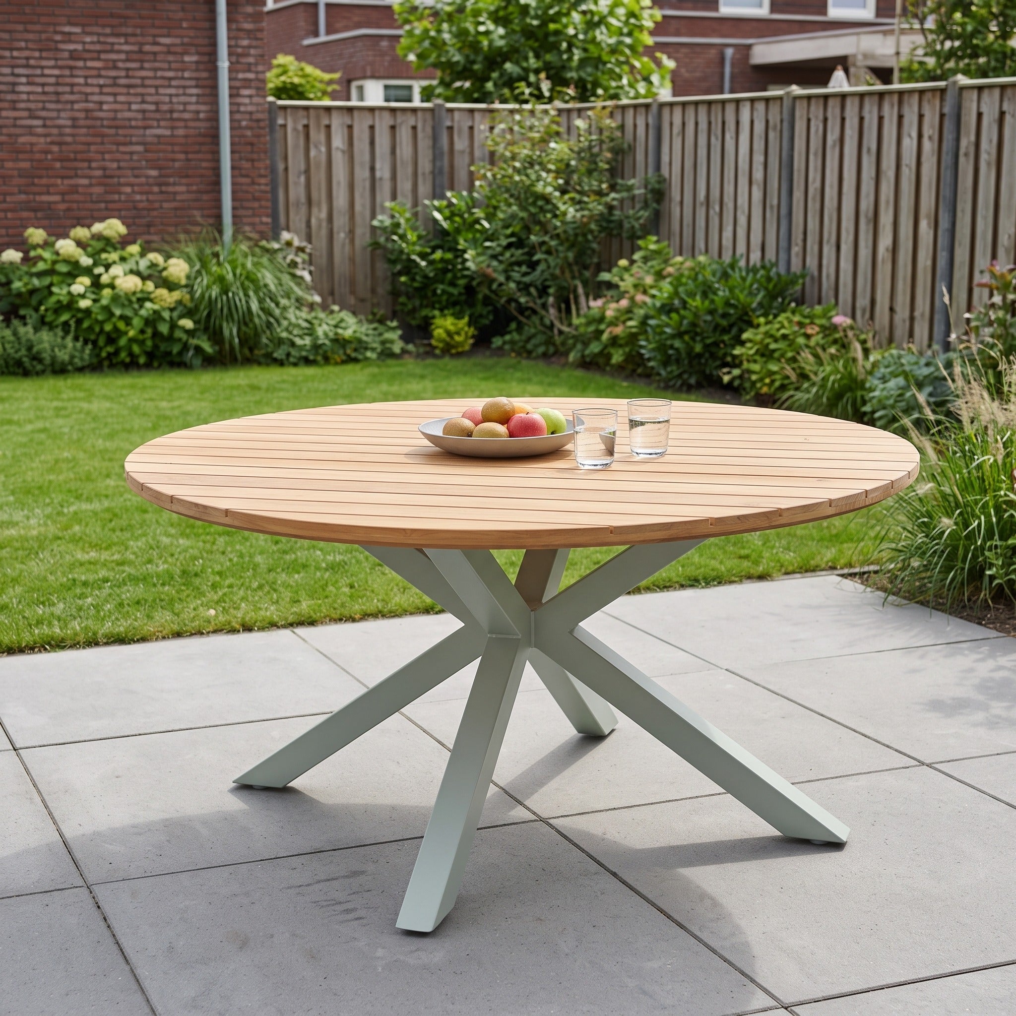 Yoi Noas low dining tafel 150cm alu salix/teak in een Nederlandse tuinomgeving