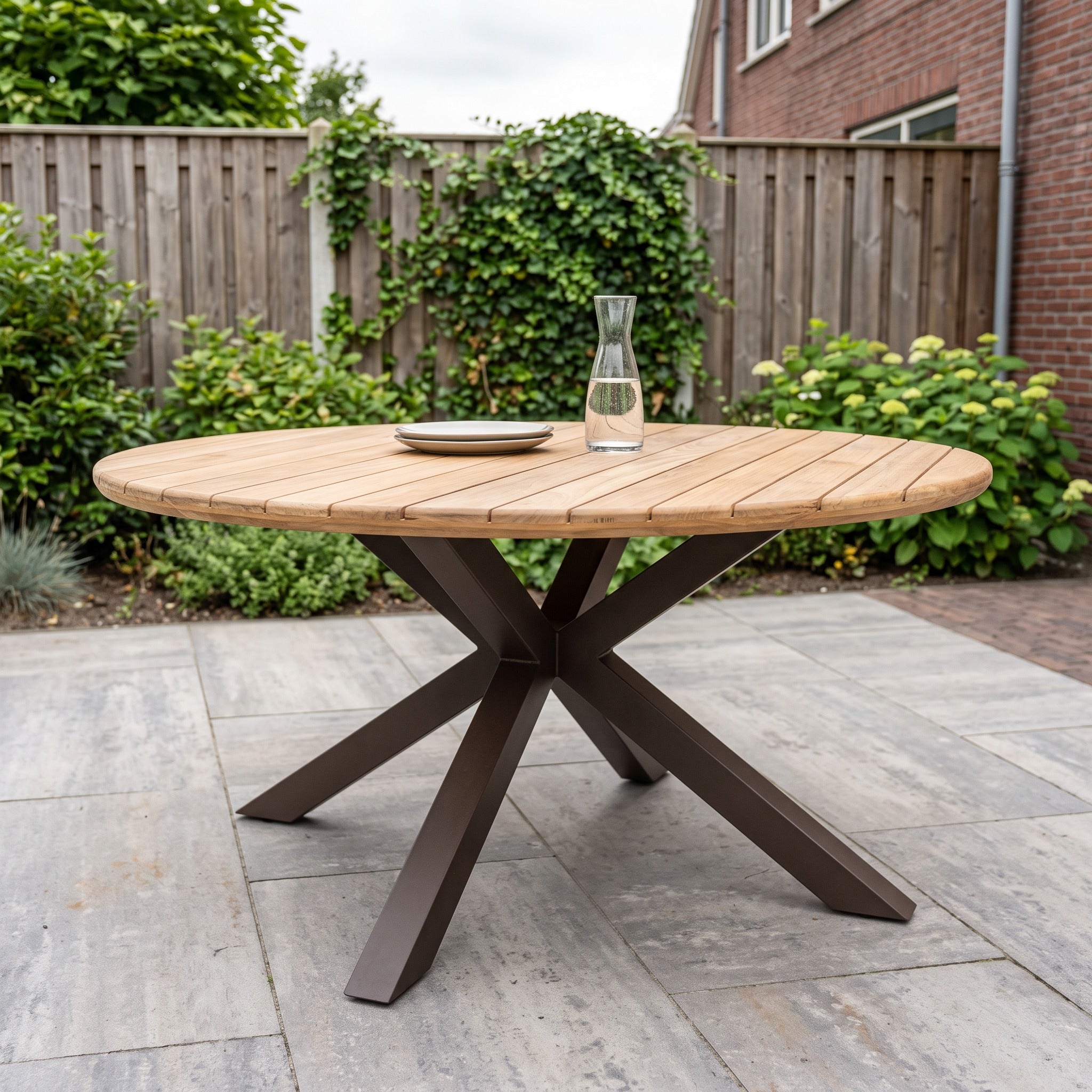 Yoi Noas low dining tafel 150cm alu bronze/teak in een Nederlandse tuinomgeving