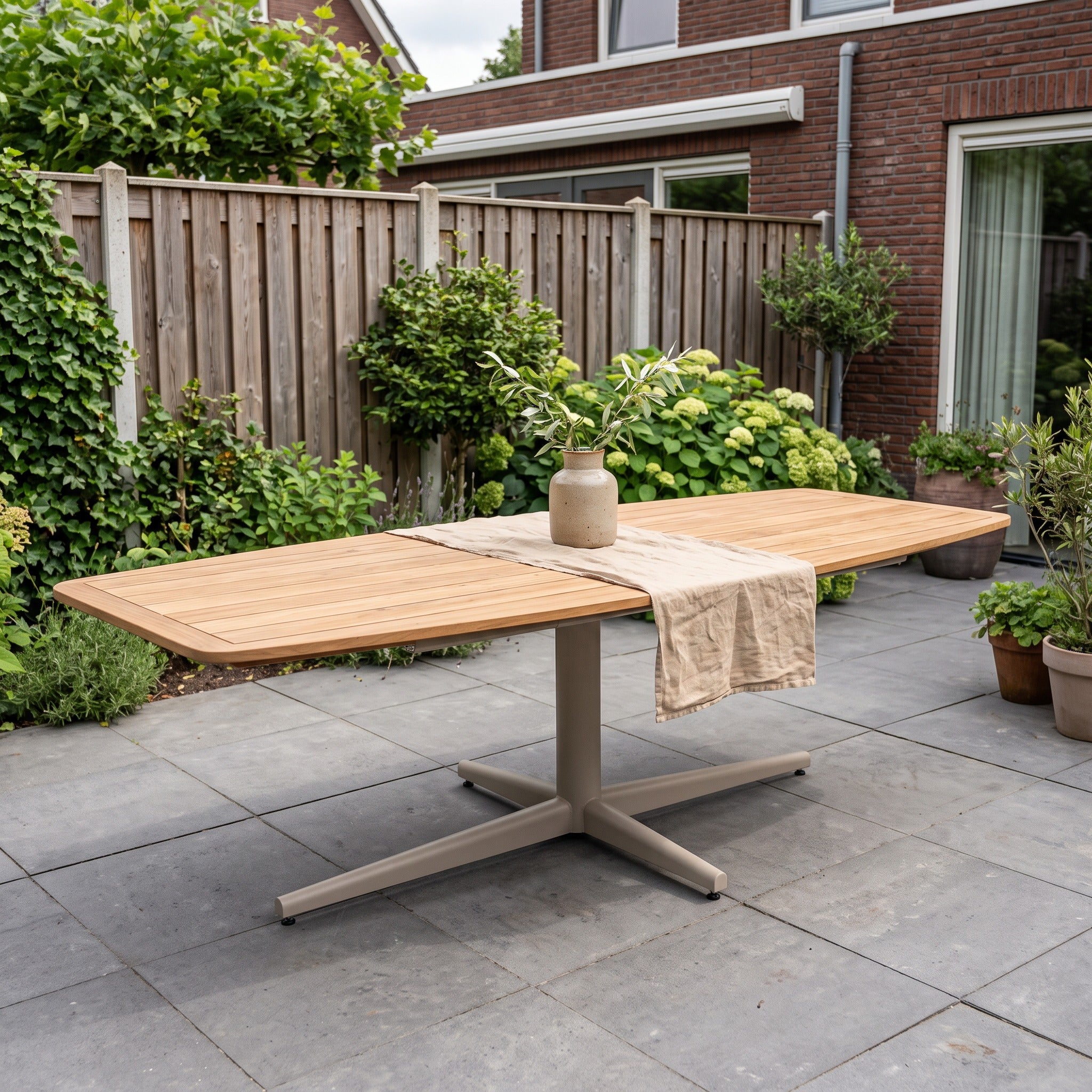 Yoi Salema eettafel 270x100cm Deens ovaal alu salix/teak in een Nederlandse tuinomgeving
