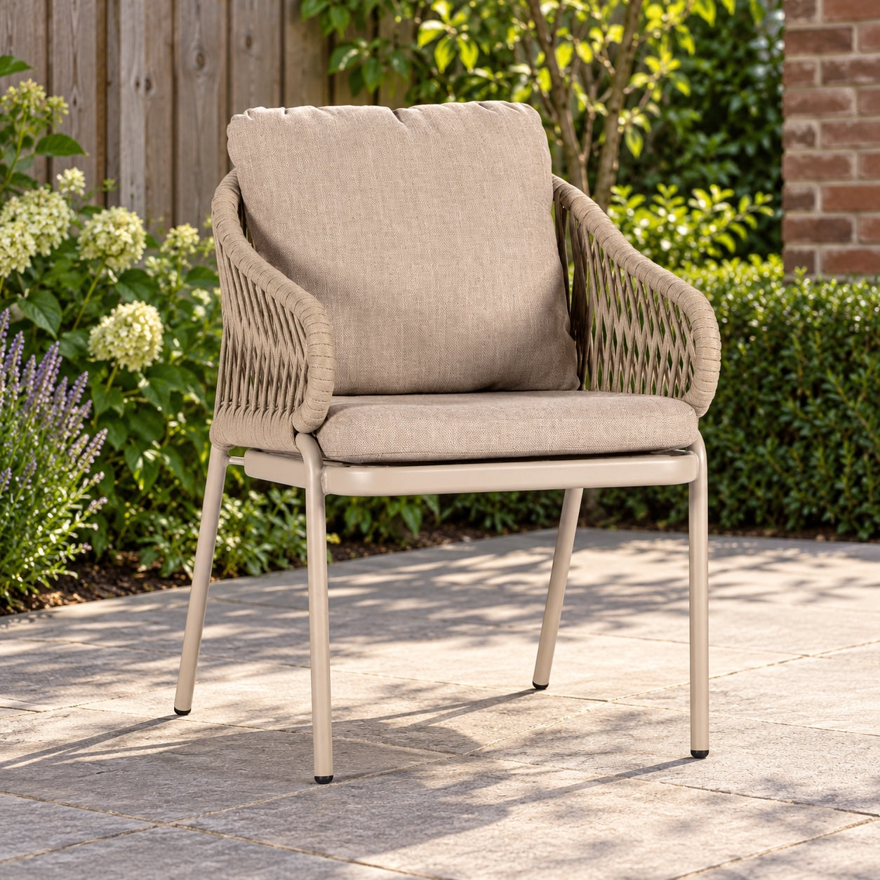 Yoi Comillas dining stoel alu salix/belt salix/flax beige AW Op=Op in een Nederlandse tuinomgeving