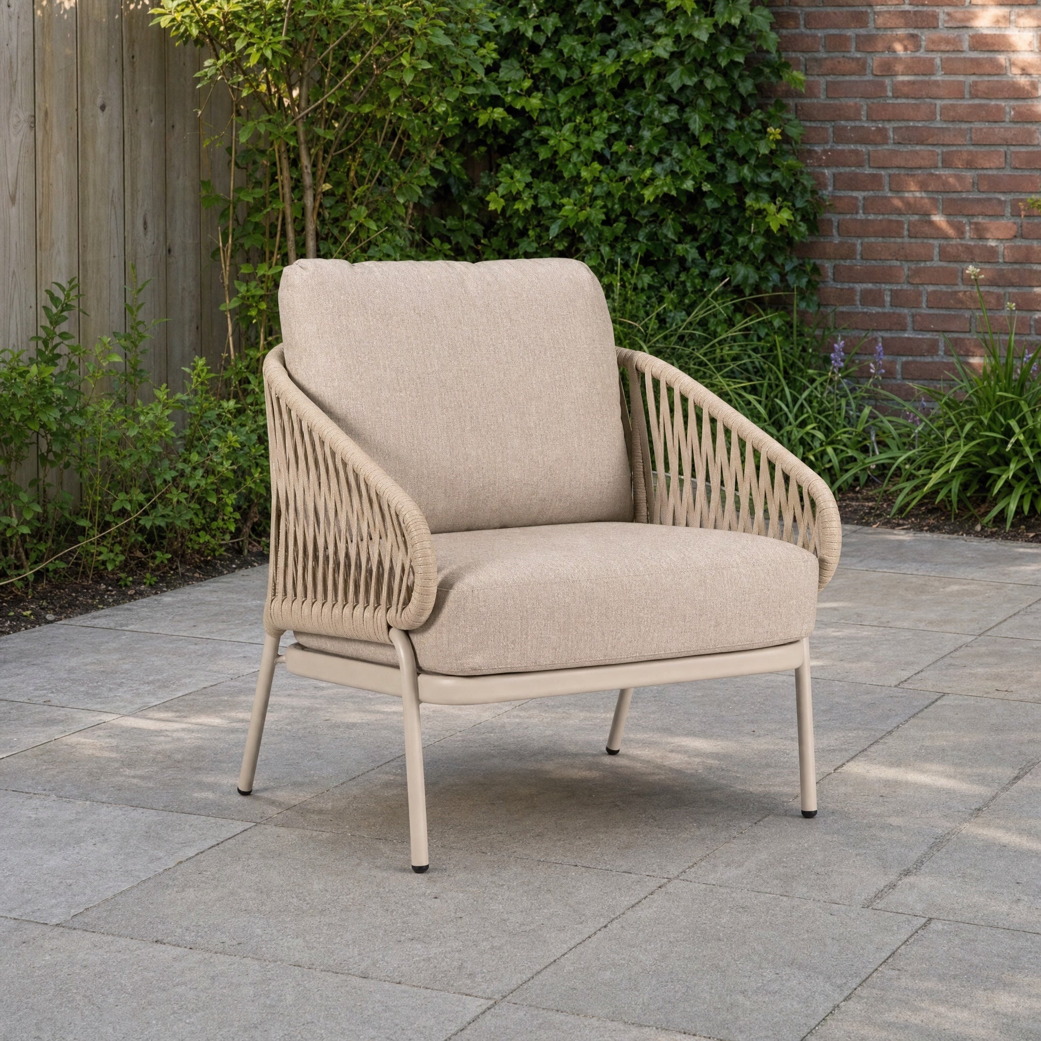 Yoi Comillas loungestoel alu salix/belt salix/flax beige AW Op=Op in een Nederlandse tuinomgeving