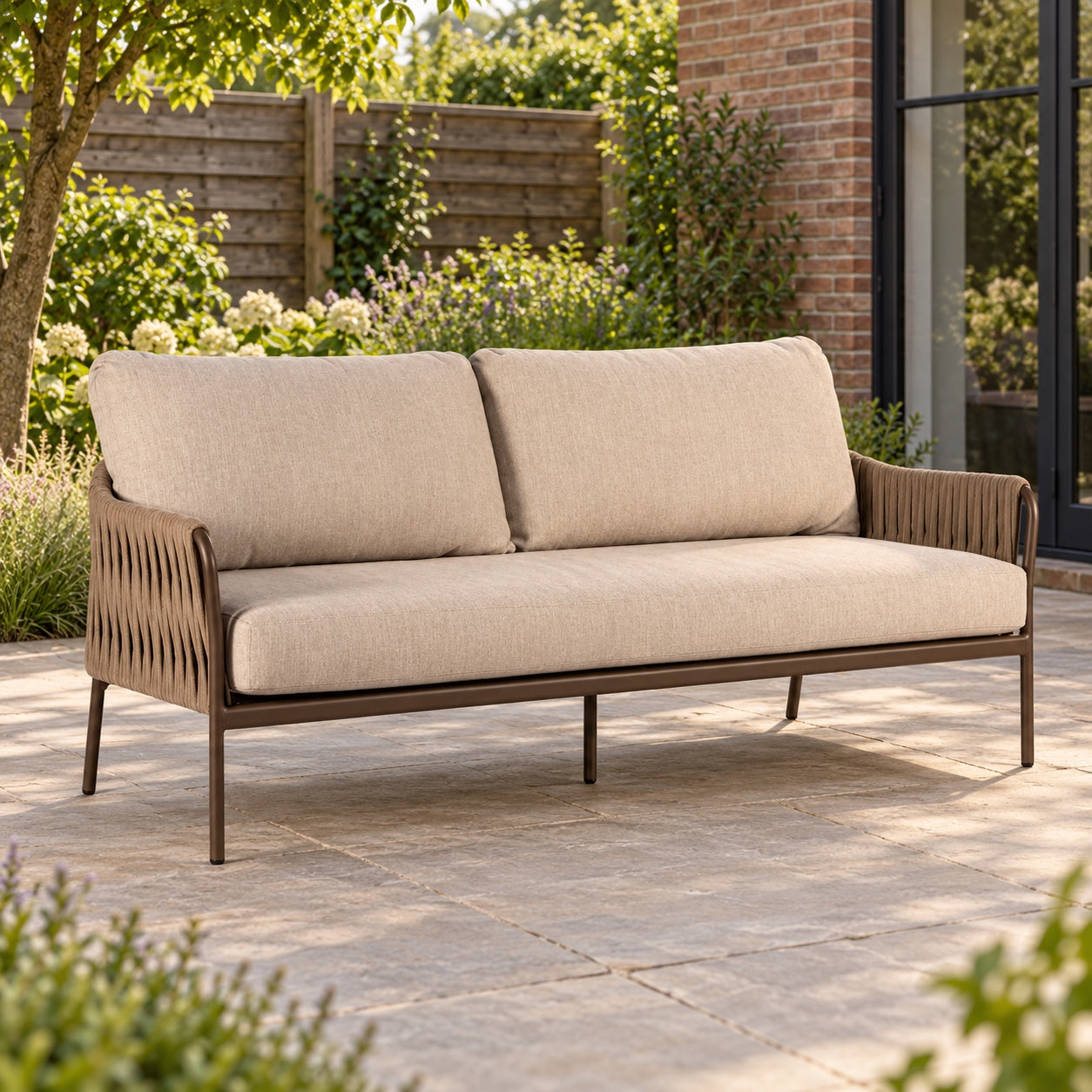 Yoi Hydra 3-zits bank alu bronze/belt toffee/flax beige AW in een Nederlandse tuinomgeving