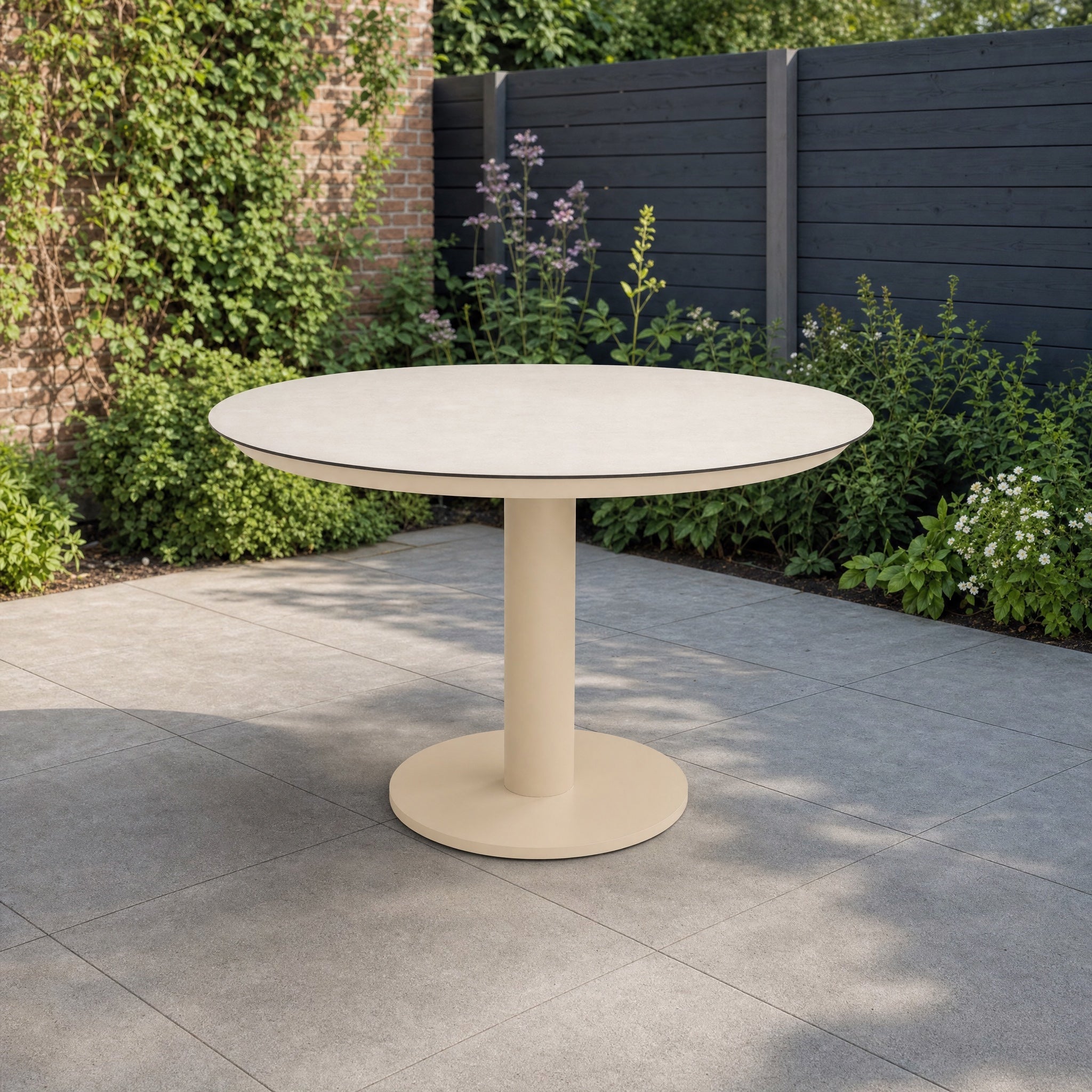 Taste by 4SO Sarah eettafel latte met printed keramiek top 120 cm Ø in een Nederlandse tuinomgeving