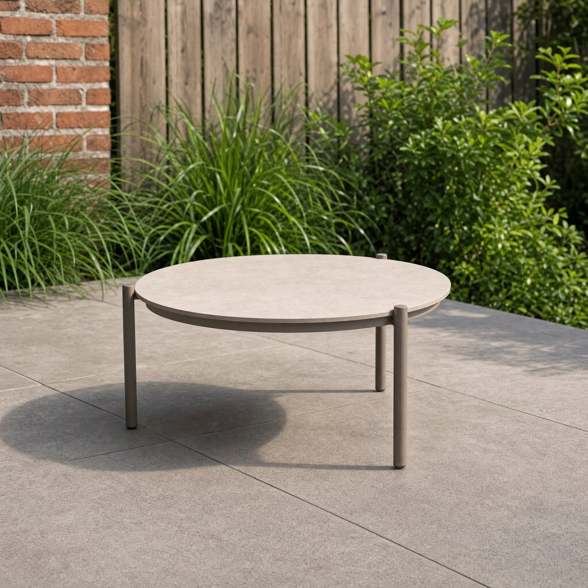 Taste by 4SO Vic salontafel terre met printed keramiek top 73 cm Ø (H 35) in een Nederlandse tuinomgeving