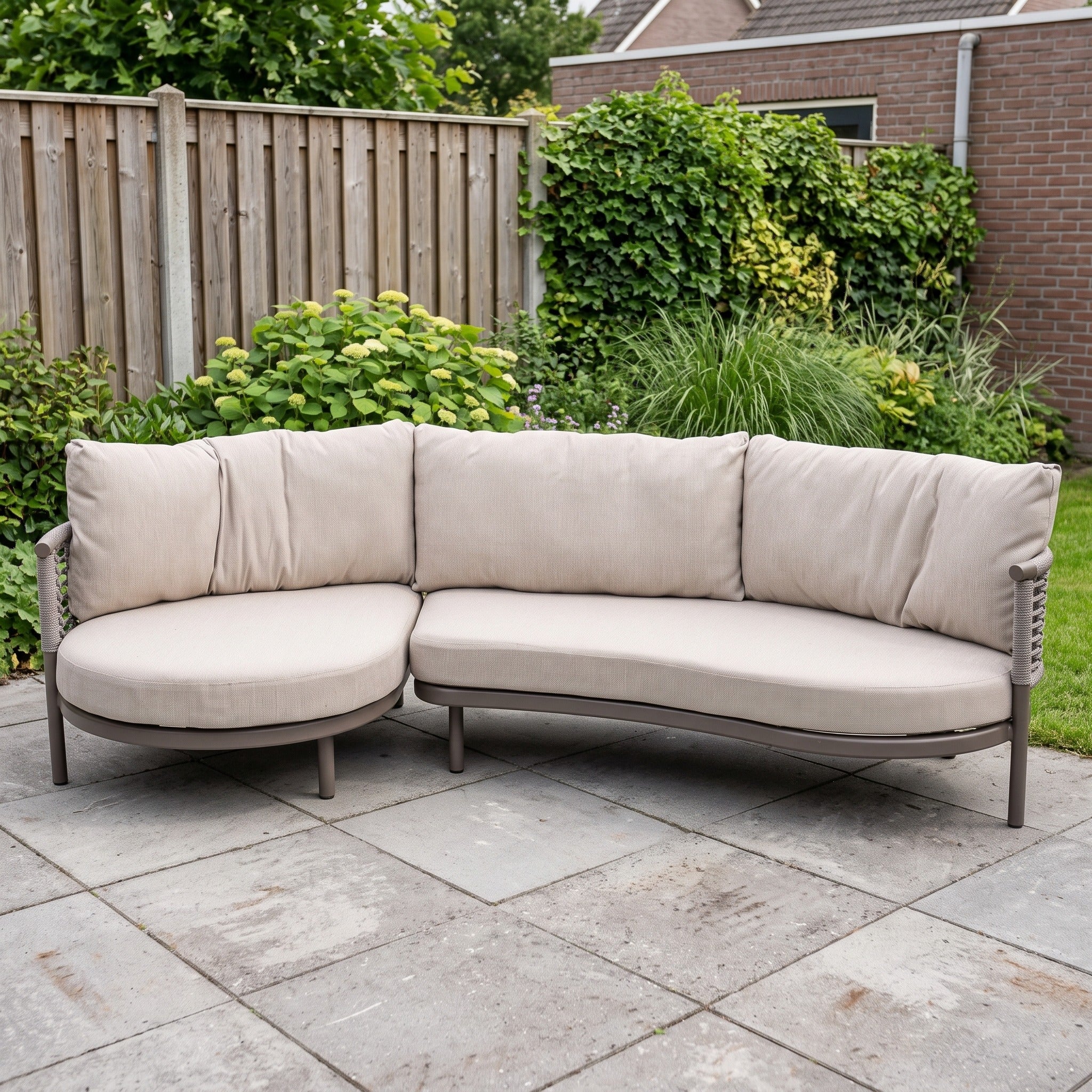 Taste by 4SO Puglia modulaire set terre: 2-zits bank, armleuning links + chaise longue, armleuning rechts in een Nederlandse tuinomgeving