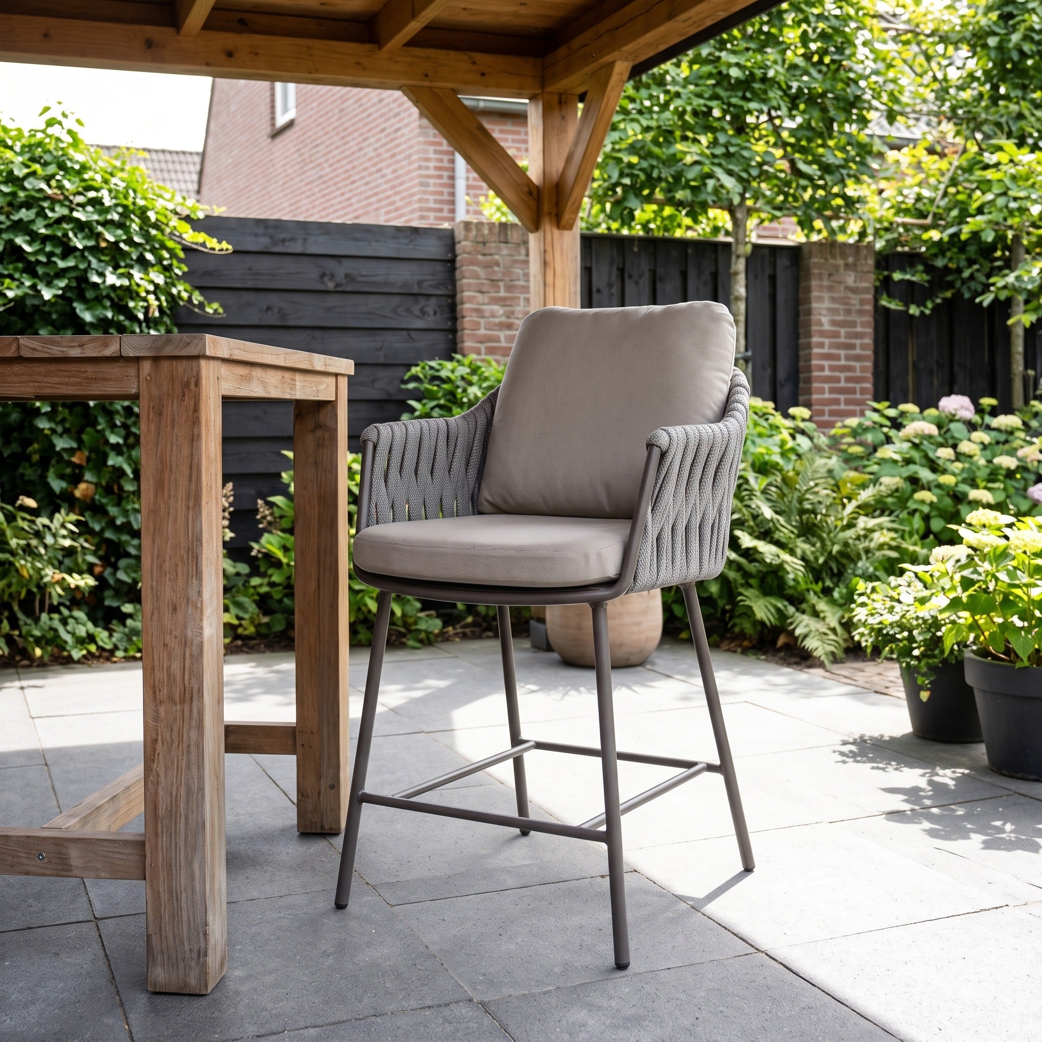 Taste by 4SO Cannes high dining stoel incl. 2 kussens in een Nederlandse tuinomgeving