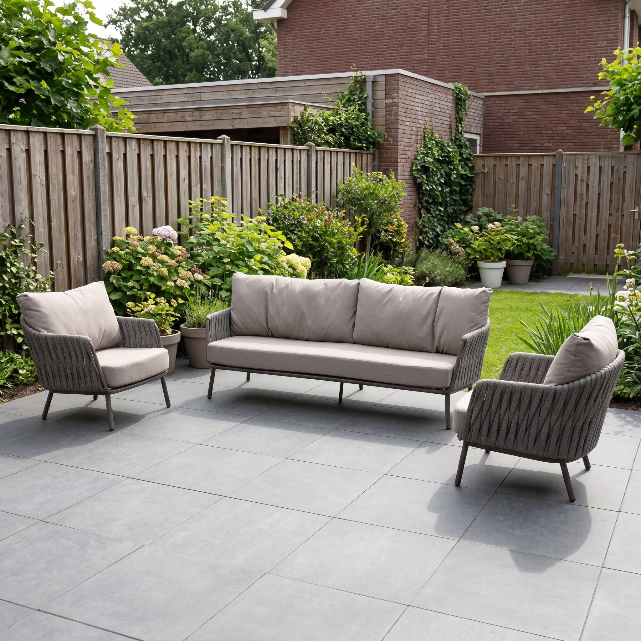 Taste by 4SO Cannes loungeset: 3-zits bank + 2x lounge stoel in een Nederlandse tuinomgeving
