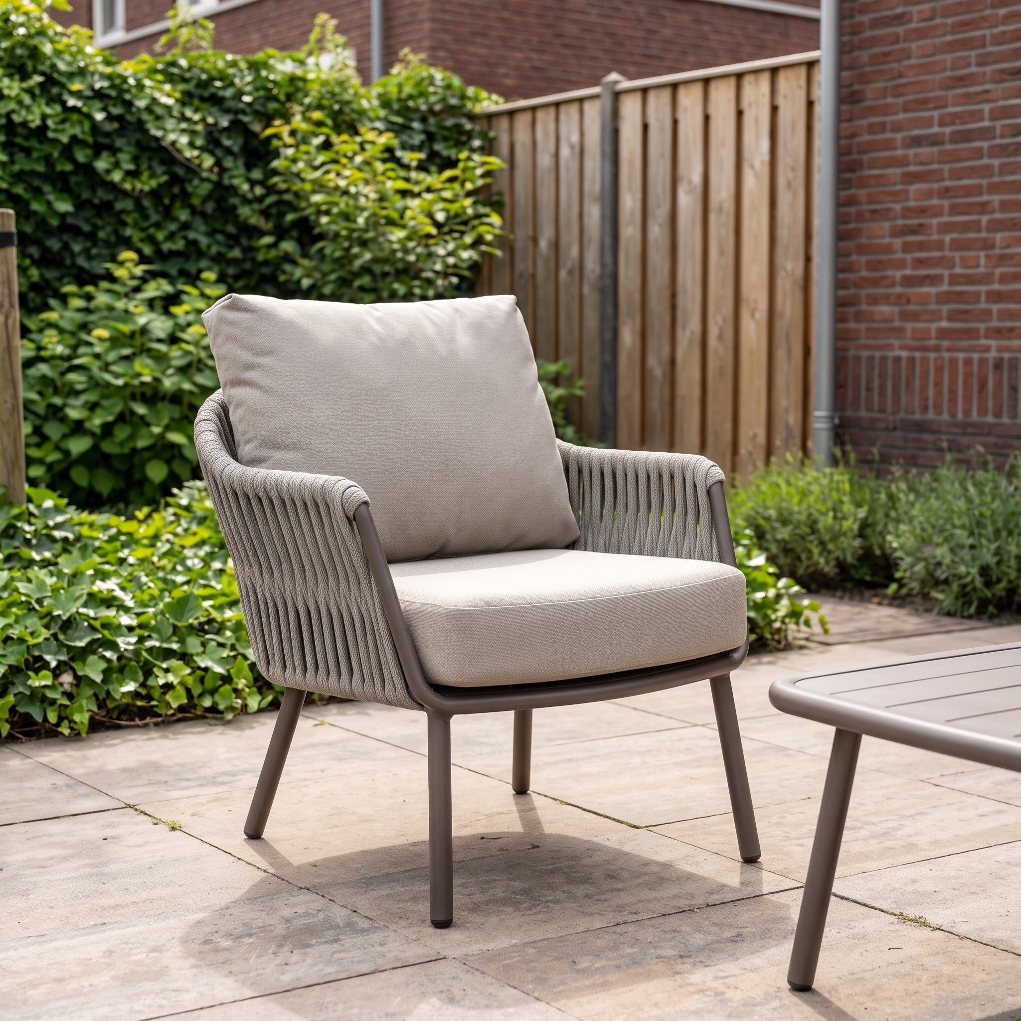 Taste by 4SO Cannes low dining stoel incl. 2 kussens in een Nederlandse tuinomgeving