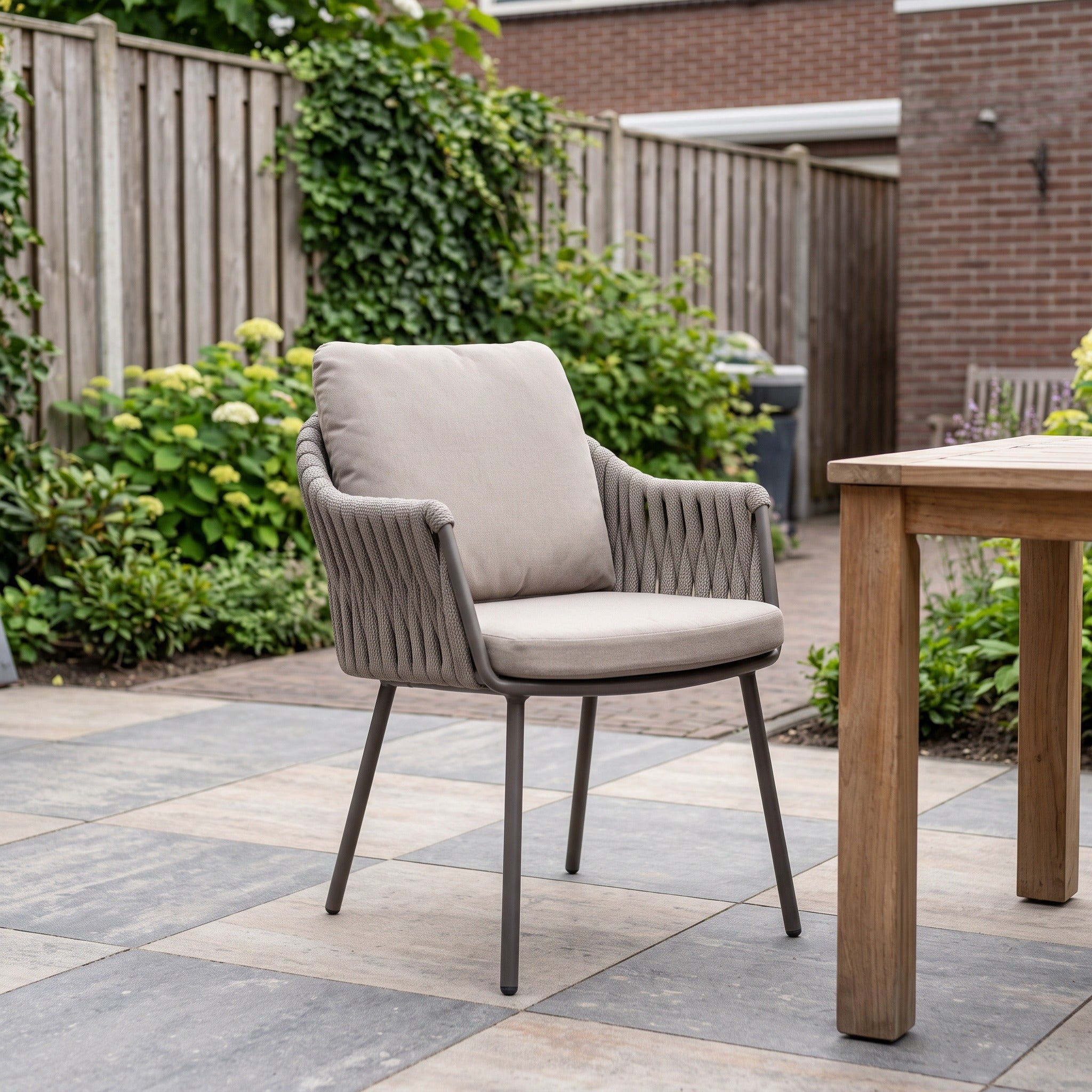 Taste by 4SO Cannes dining stoel incl. 2 kussens in een Nederlandse tuinomgeving