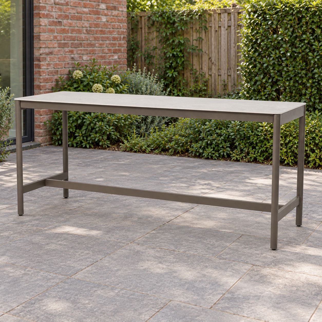 Taste by 4SO Soho hoge tuintafel in terre met keramisch blad in een Nederlandse achtertuin.