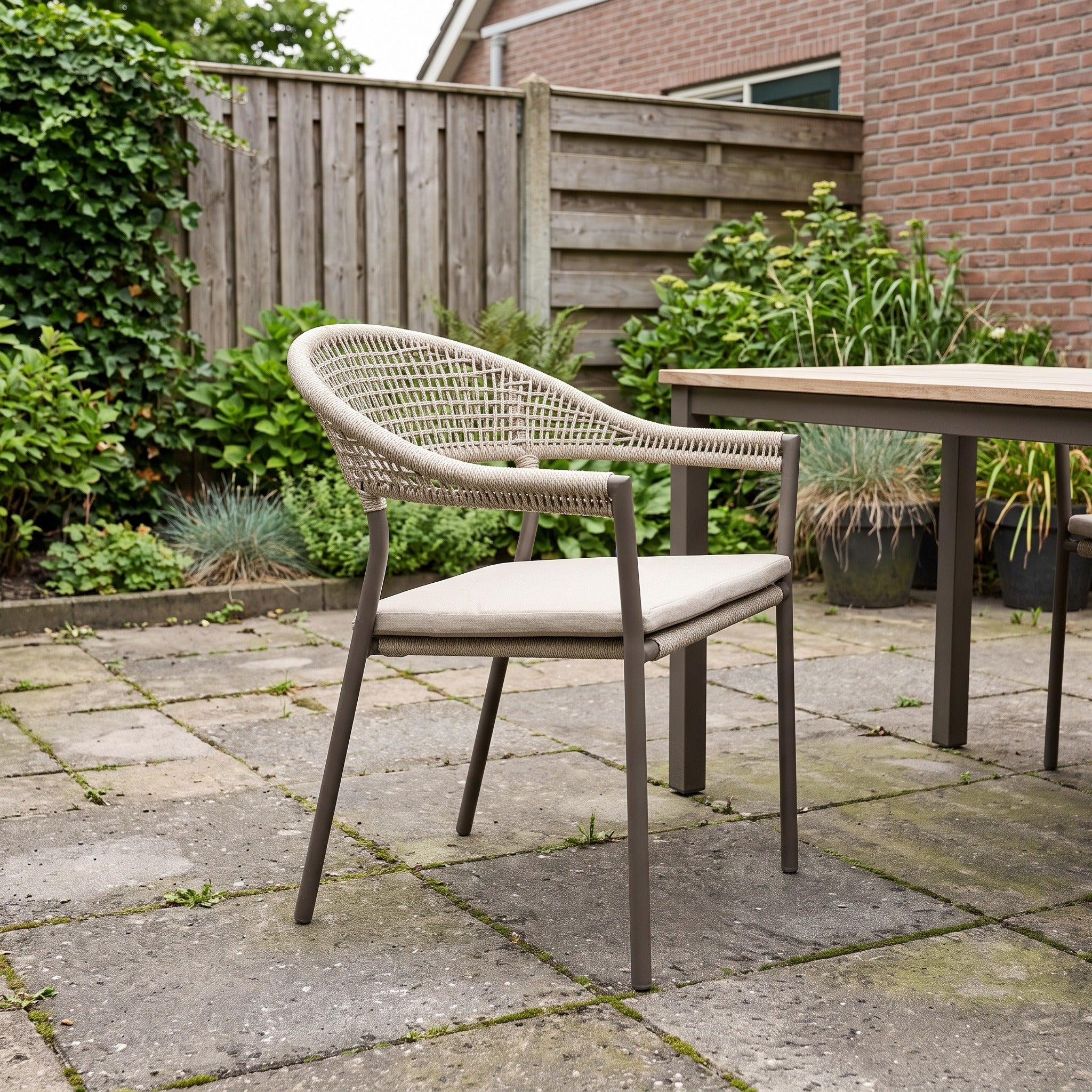 Taste by 4SO Sienna stapelbare dining stoel terre incl. kussen in een Nederlandse tuinomgeving