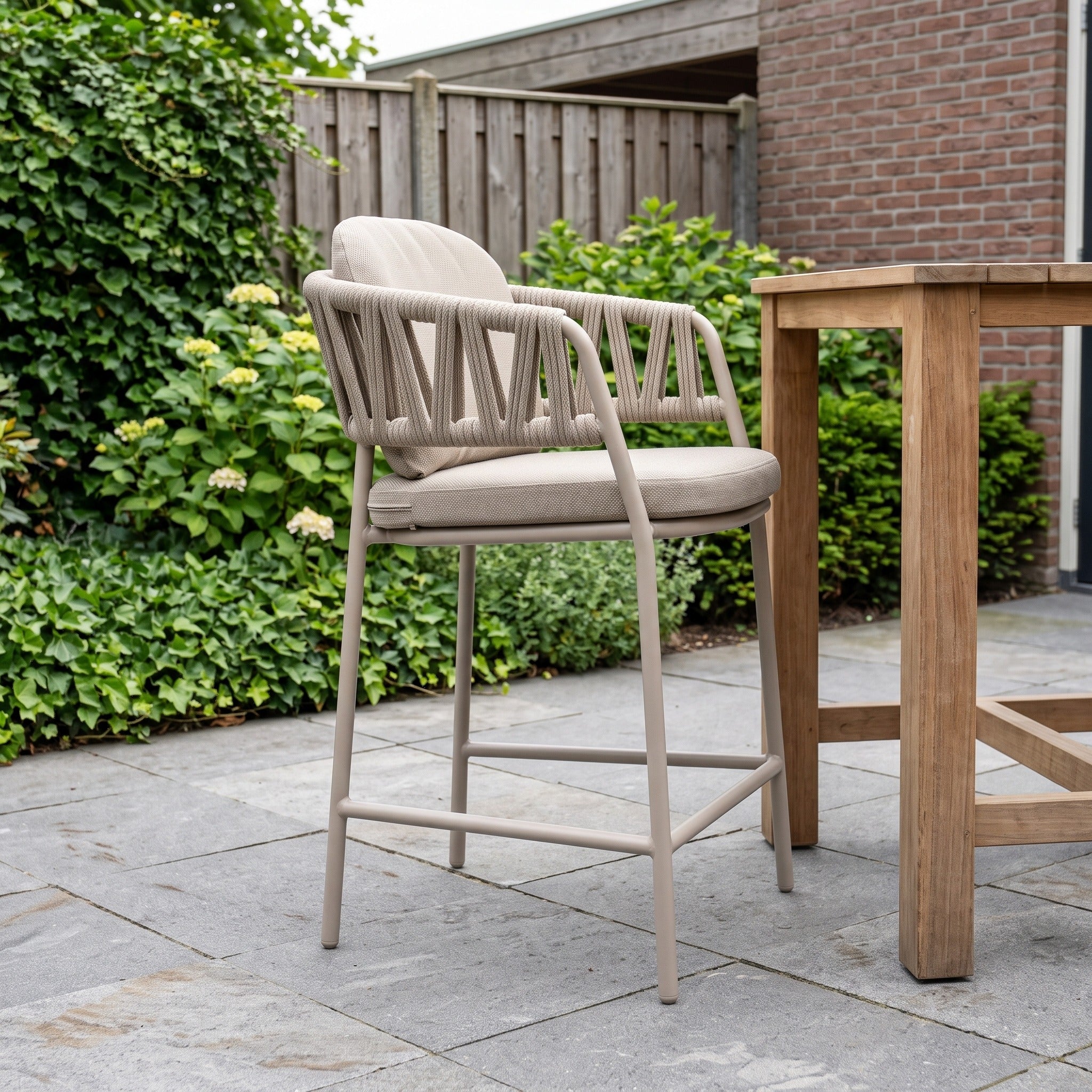 Taste by 4SO Calma high dining stoel latte incl. 2 kussens in een Nederlandse tuinomgeving