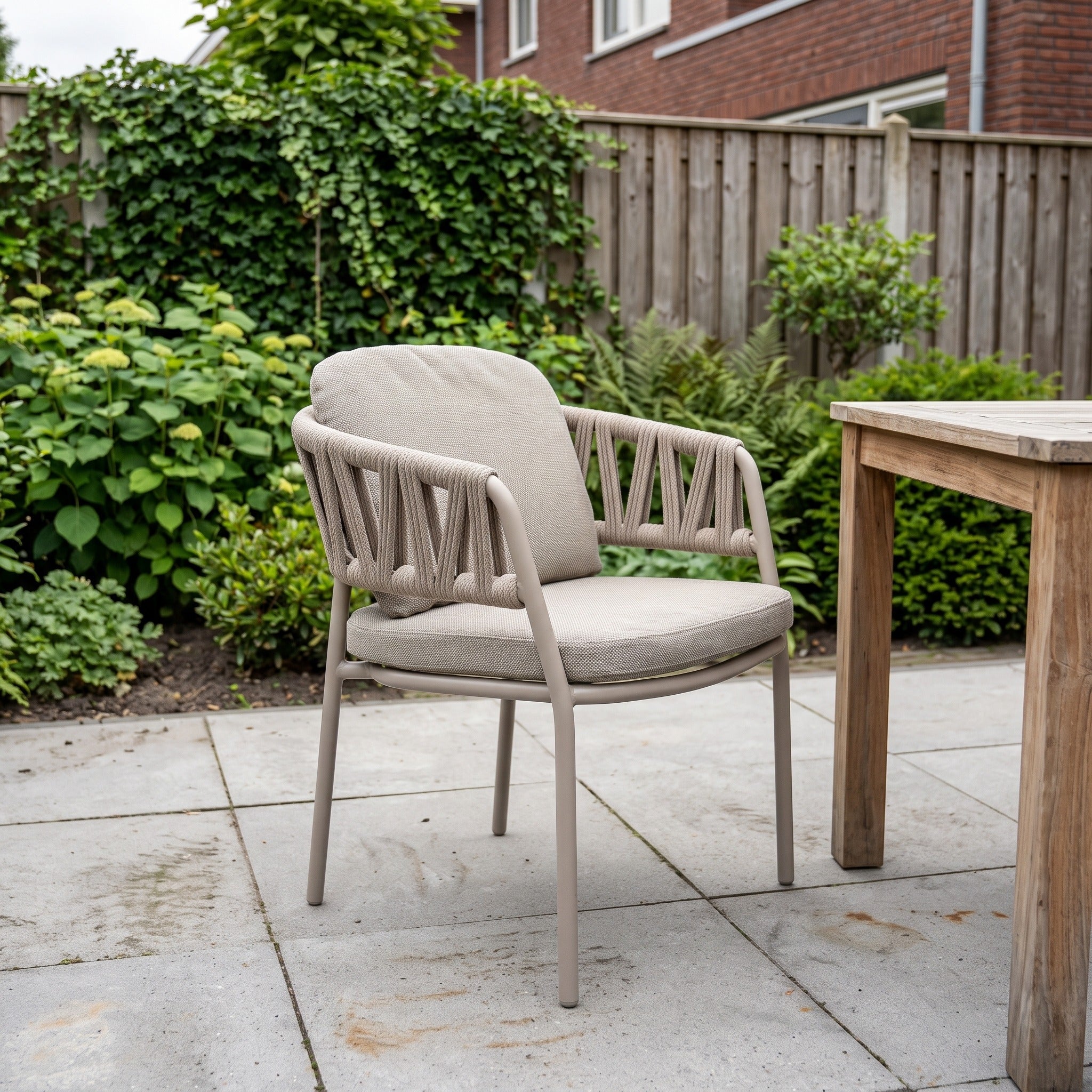 Taste by 4SO Calma dining stoel latte incl. 2 kussens in een Nederlandse tuinomgeving