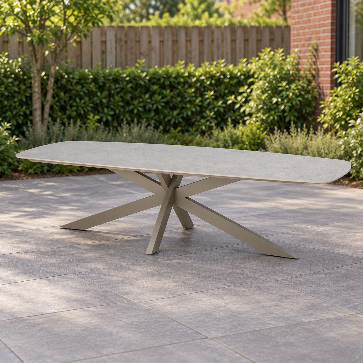 Taste by 4SO Prado tuintafel in latte met keramisch blad in een Nederlandse achtertuin.
