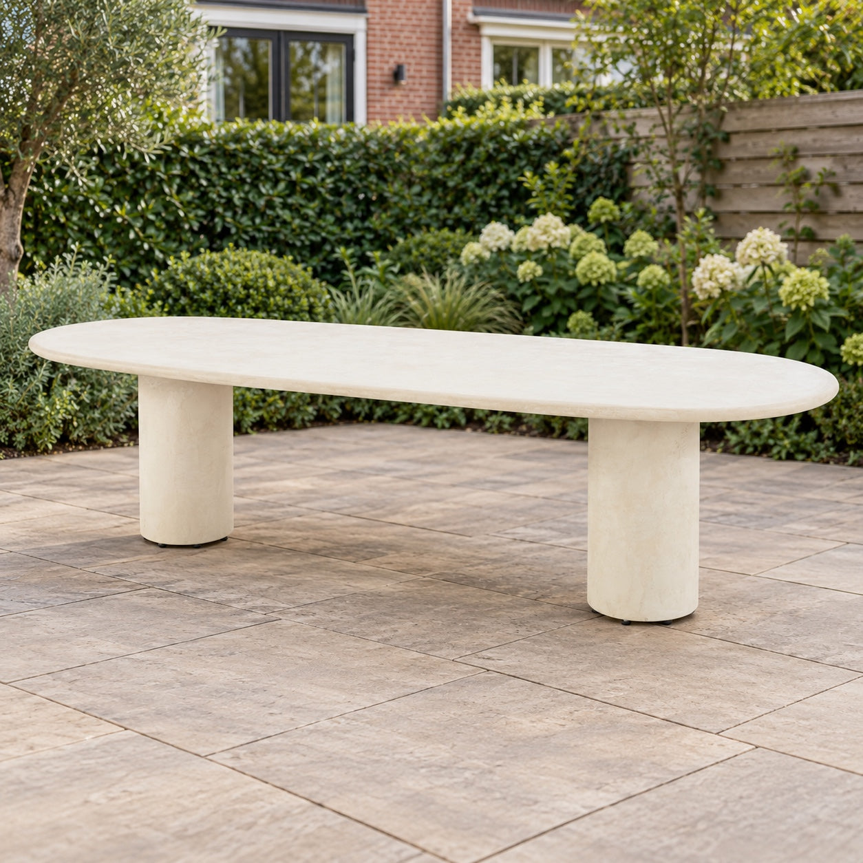 4 Seasons Outdoor Hampton ovale mortex tuintafel op een terras in een Nederlandse achtertuin.