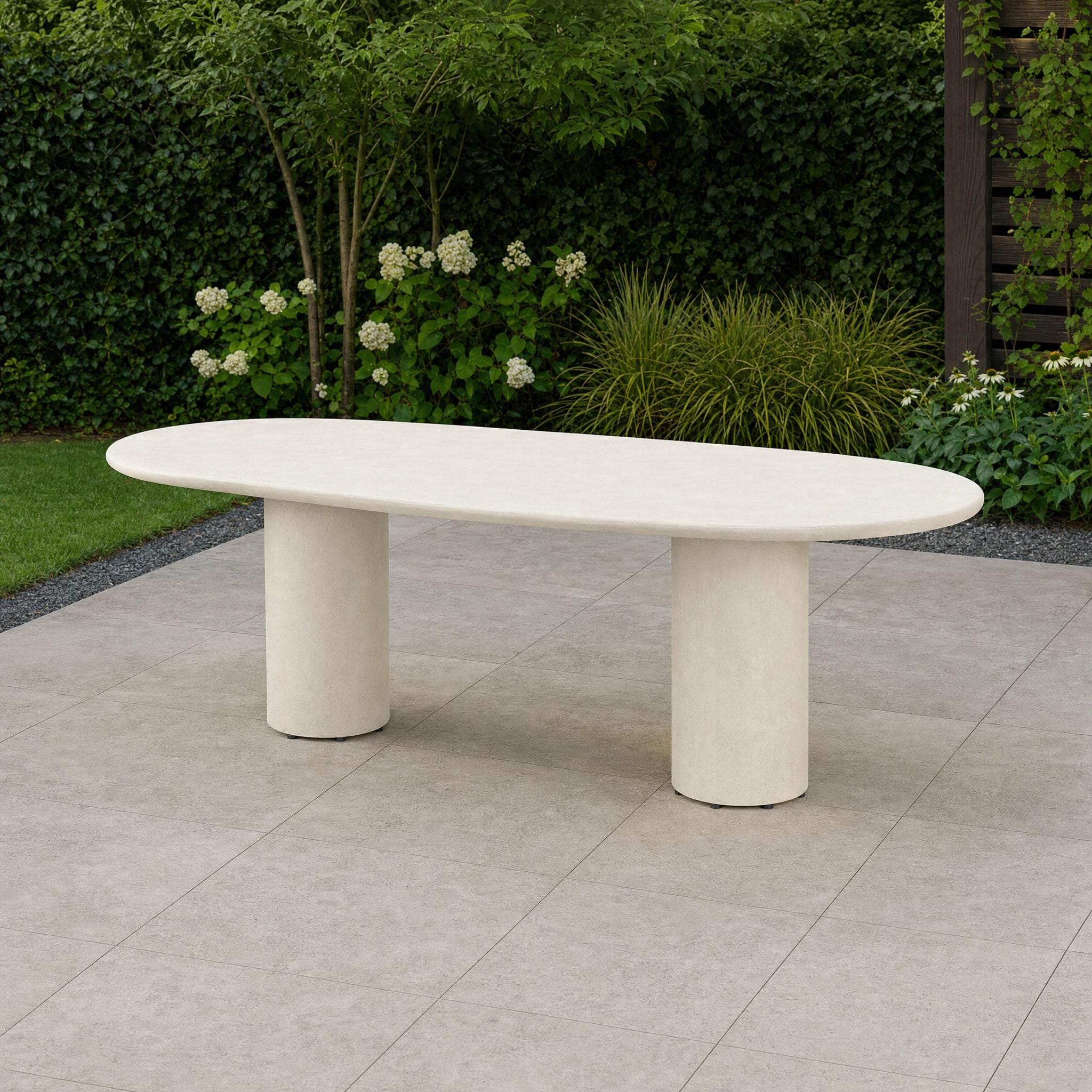 4 Seasons Outdoor Hampton eettafel met ovaal tafelblad mortex 240 x 105 cm (H 75) in een Nederlandse tuinomgeving