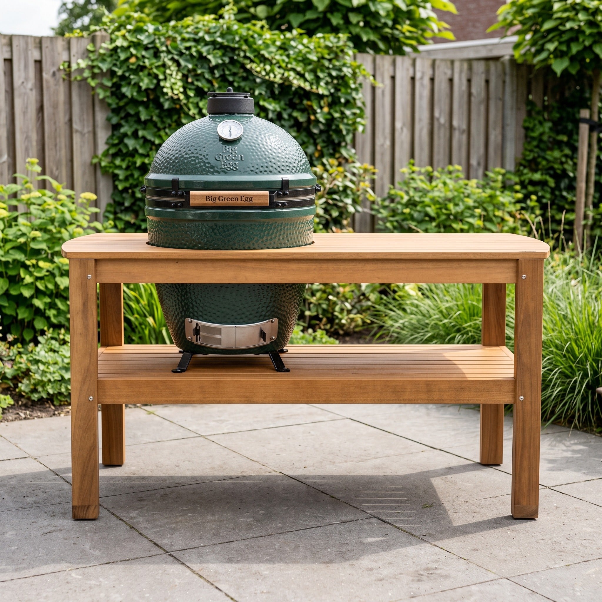 Big Green Egg Eucalyptus Table L - excluding casters in een Nederlandse tuinomgeving
